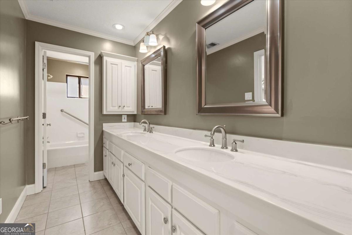 6 Westchester Square Property Photo 26
