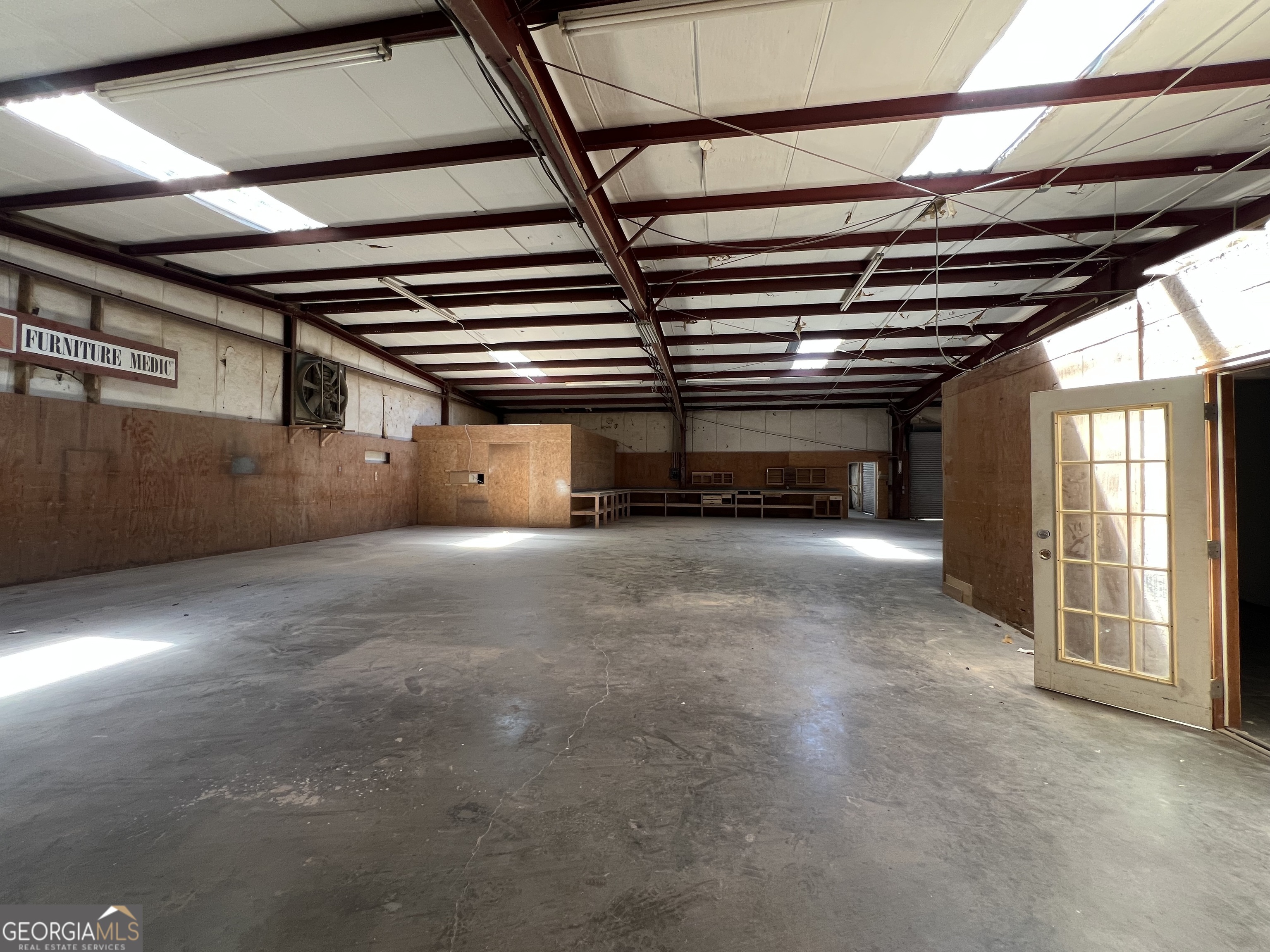 14 Commerce Court Se Property Photo 2