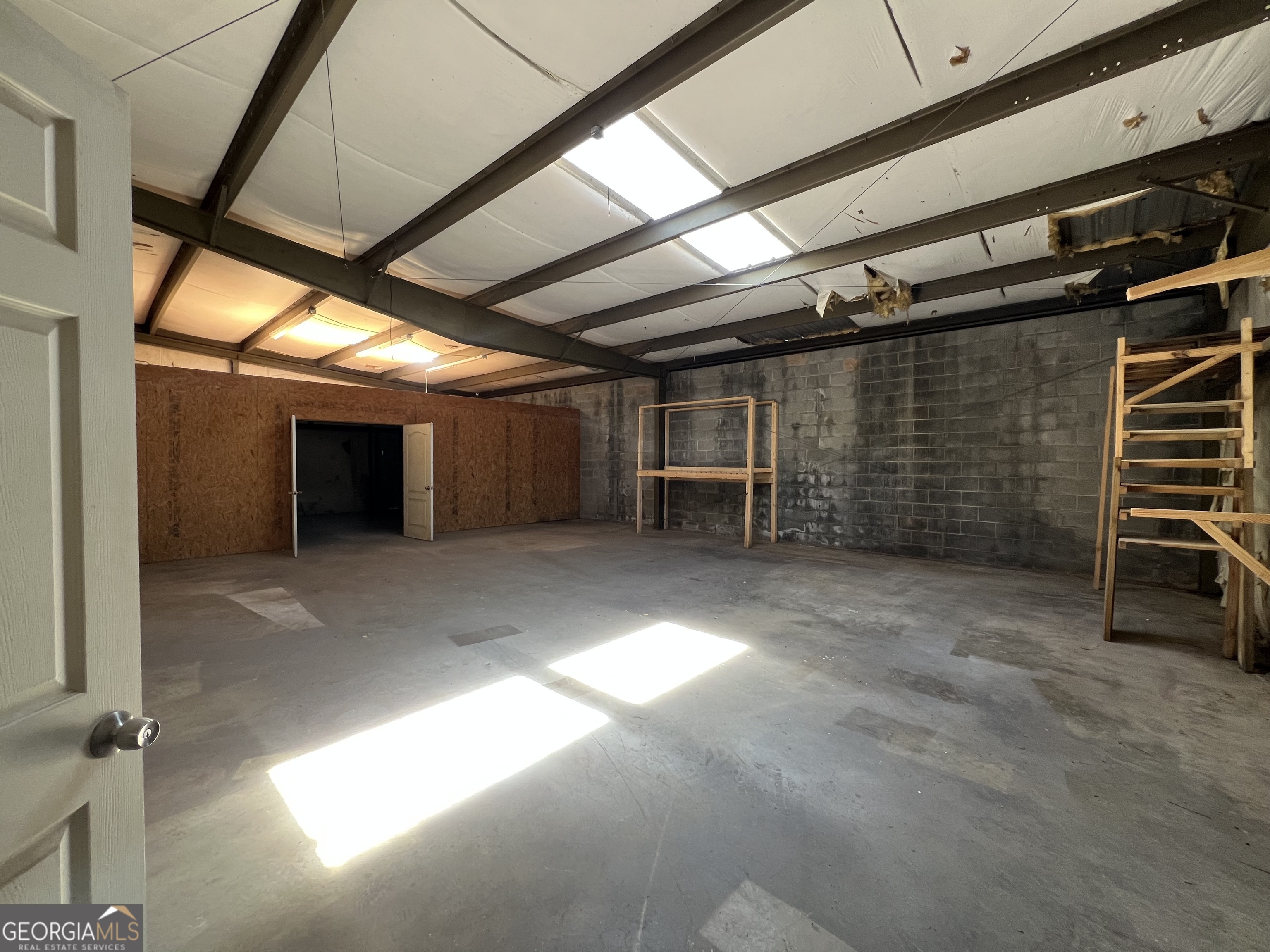 14 Commerce Court Se Property Photo 6