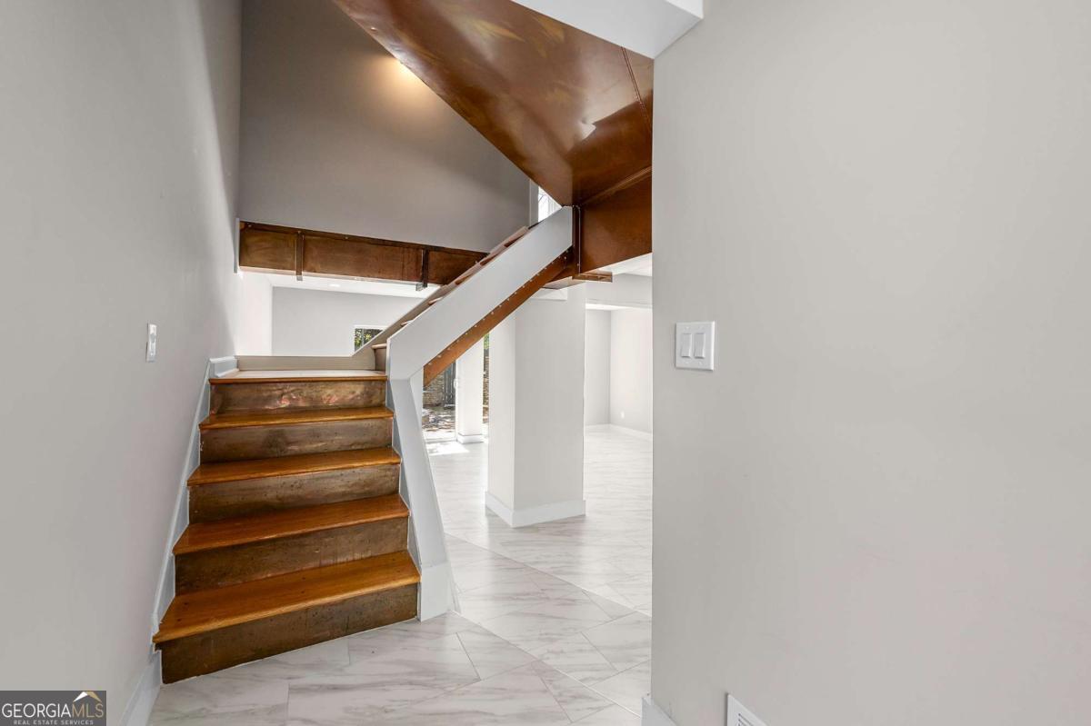 1009 Riverbend Club Drive Se Property Photo 2