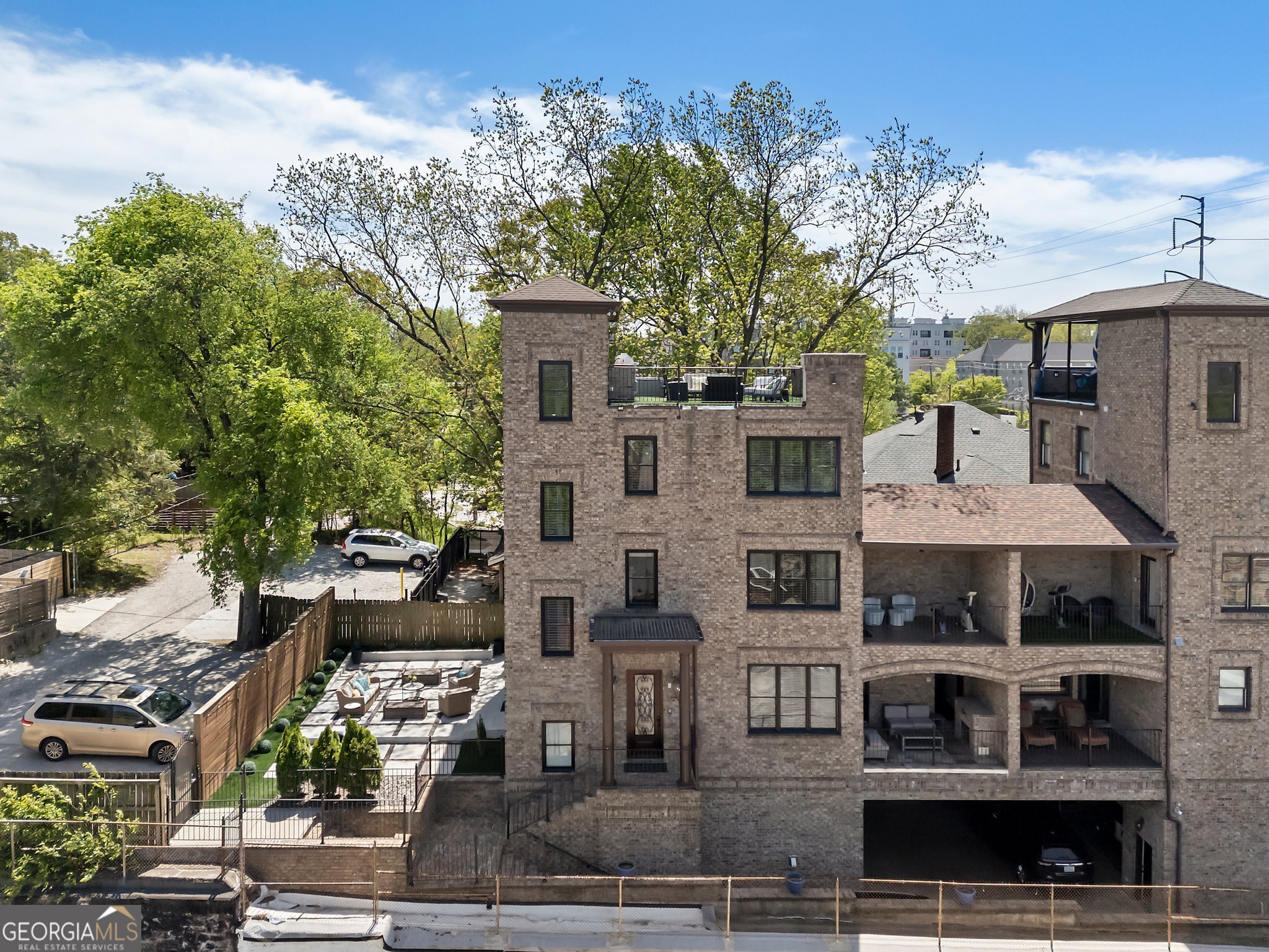 631 Boulevard Ne Property Photo 1