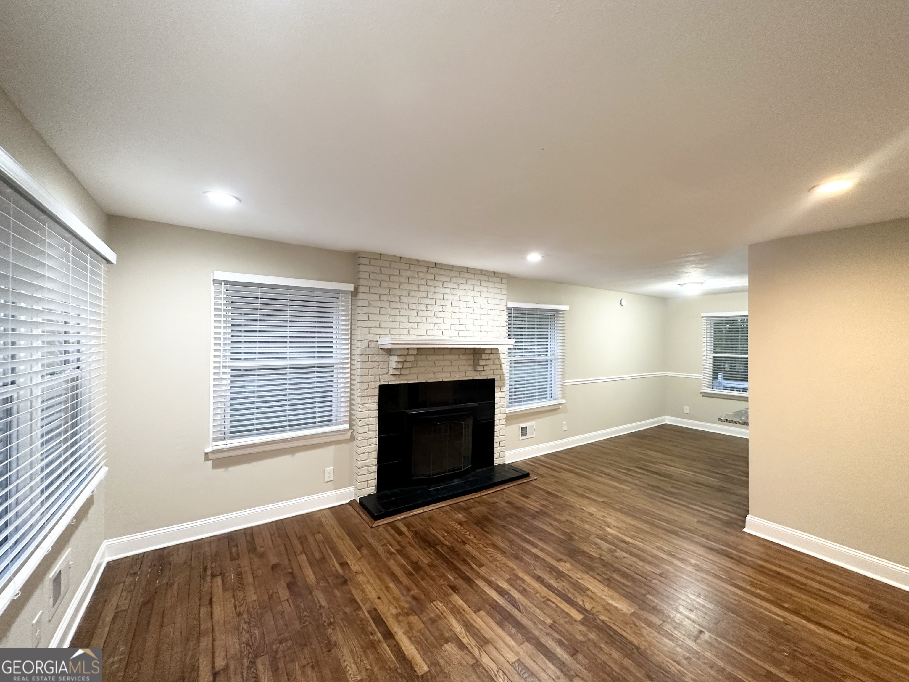 2965 Meadowview Drive Se Property Photo 3