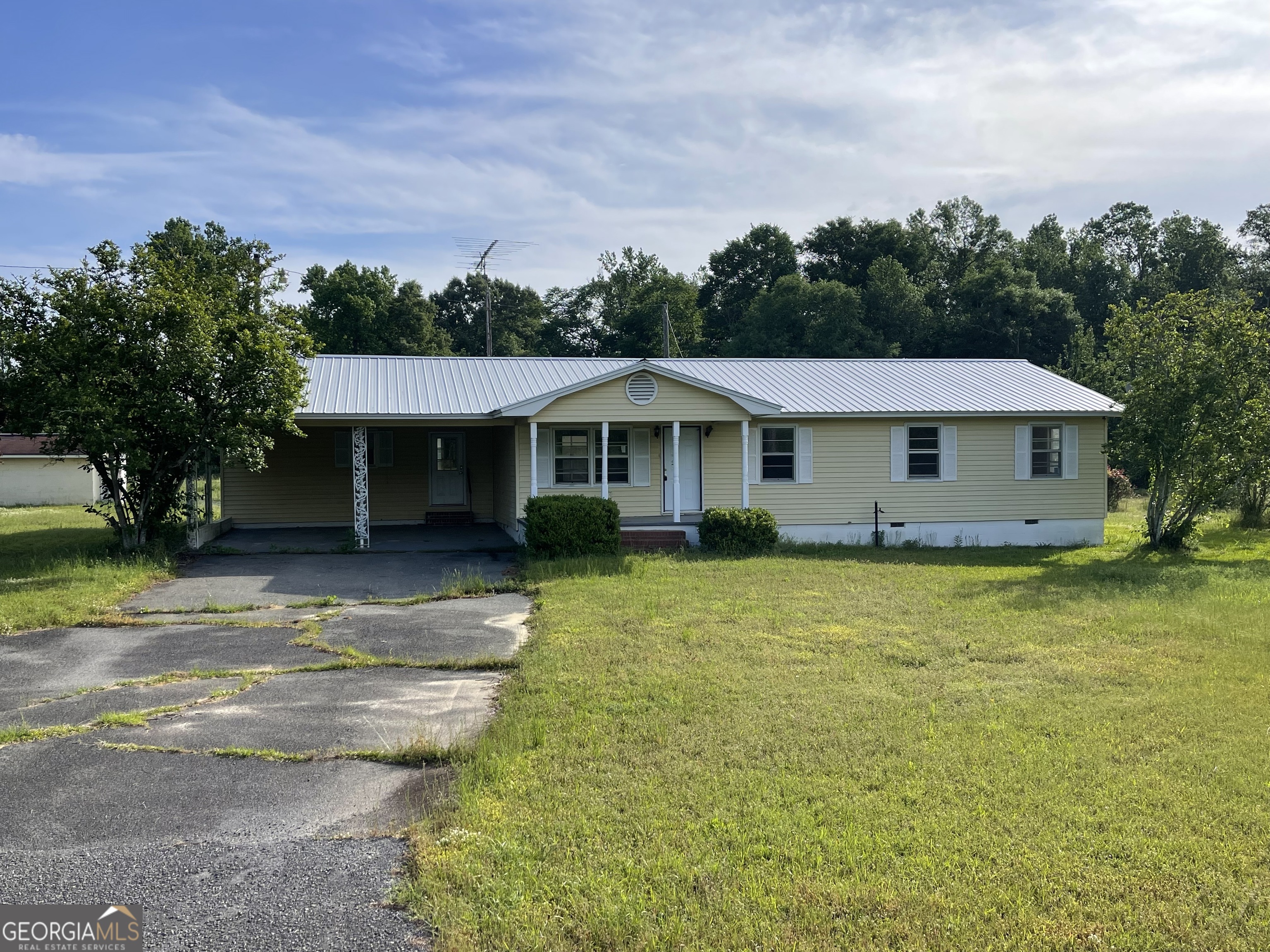 1137 Eastman Highway Property Photo