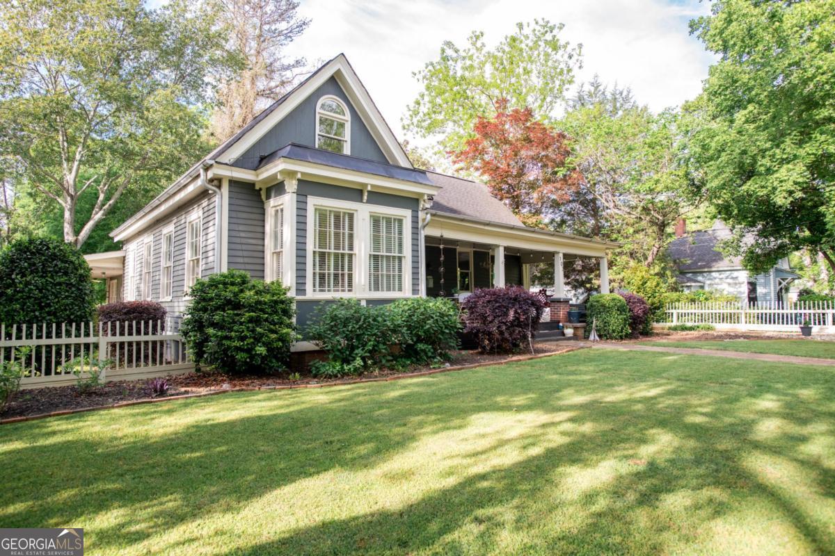 103 Elm Street E Property Photo