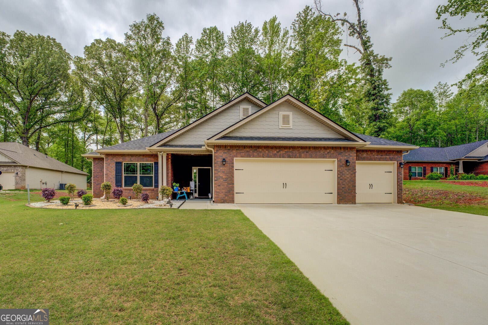 868 River Falls Drive Property Photo 2