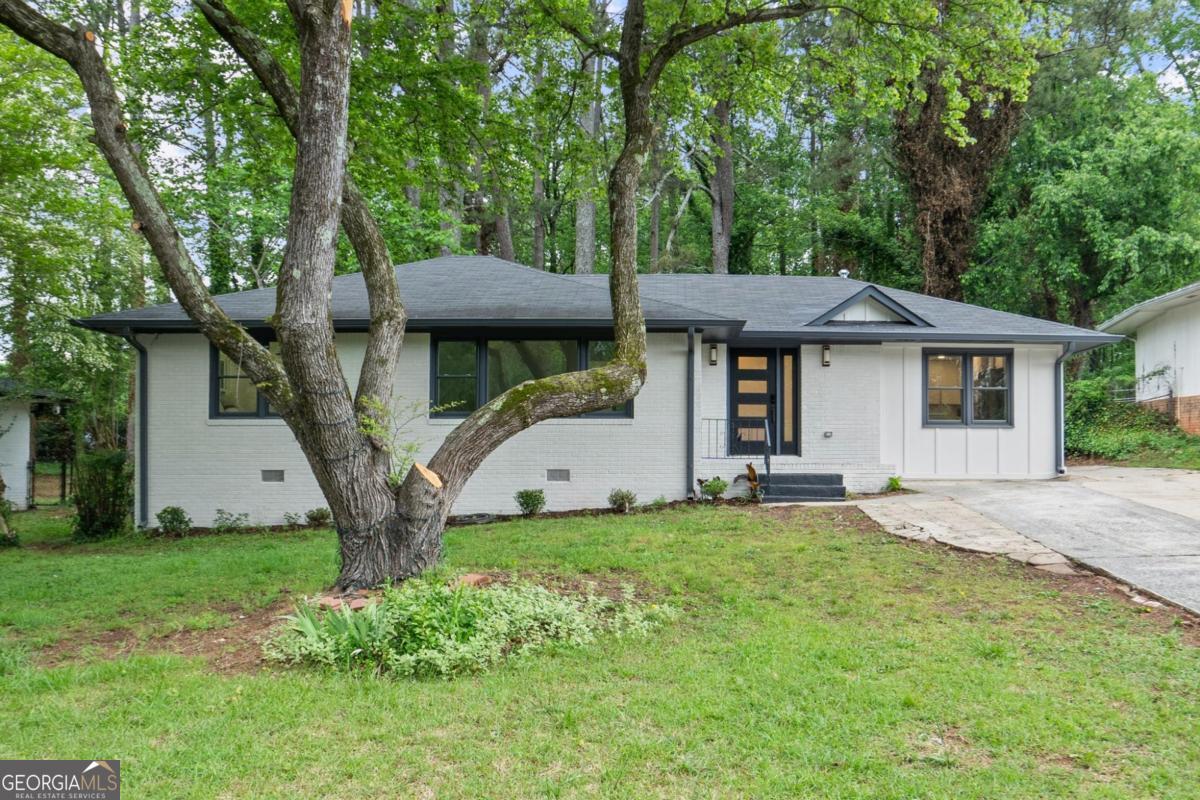 140 Larose Circle Se Property Photo 1
