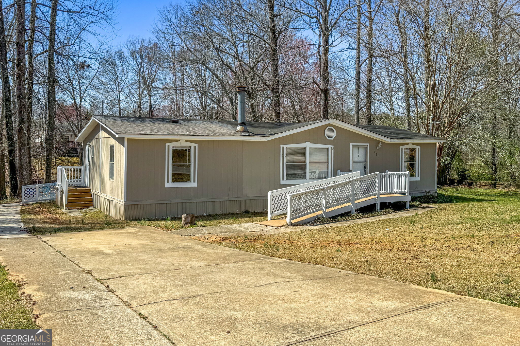 261 Lakeview Drive Property Photo 1
