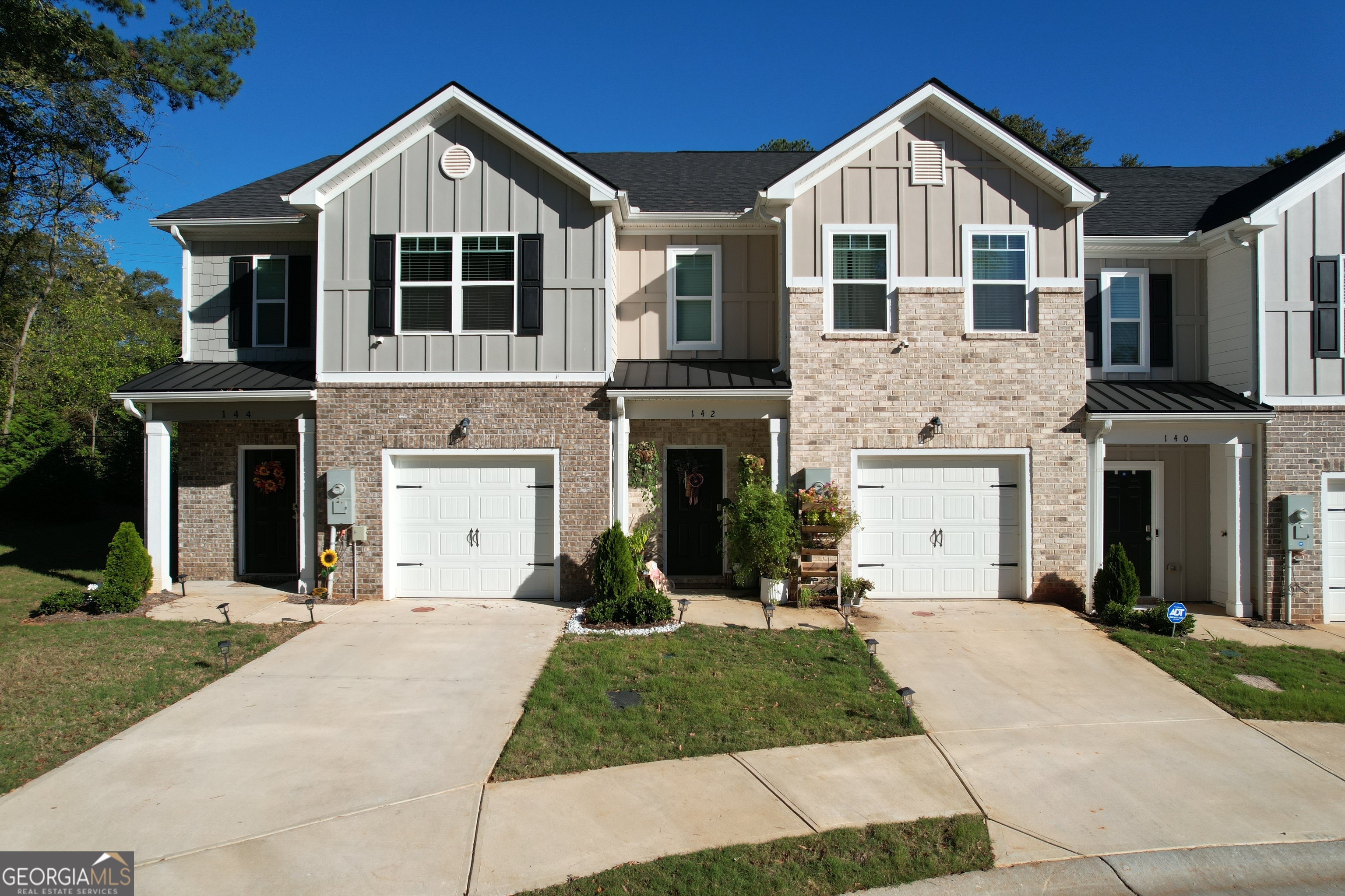 142 Hampton Circle Property Photo 1