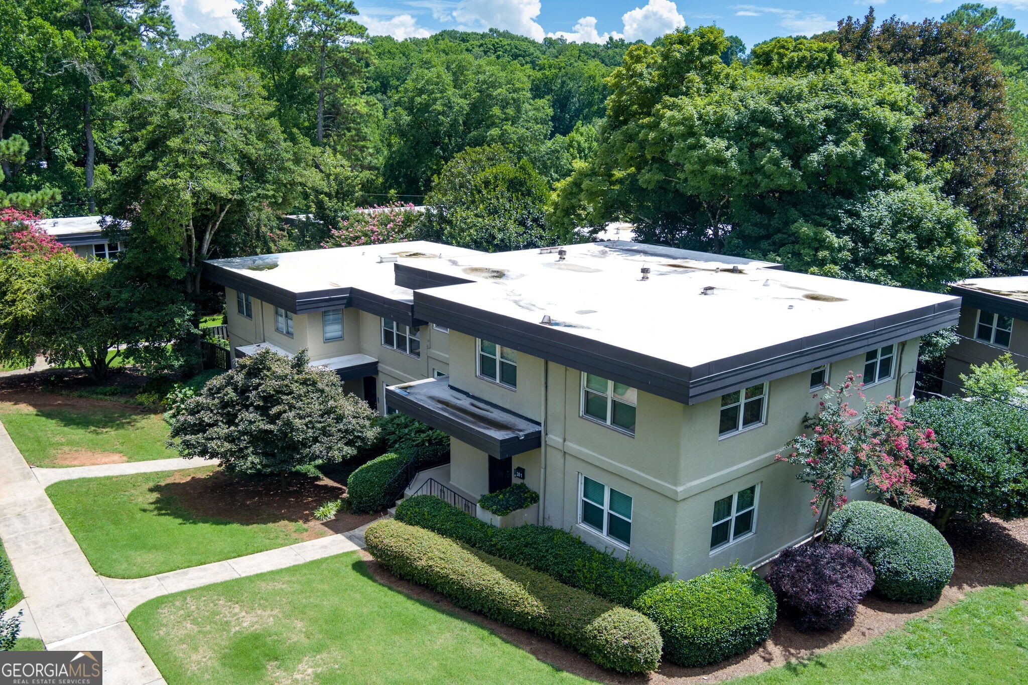 301 Lakemoore Drive Ne # B Property Photo 1