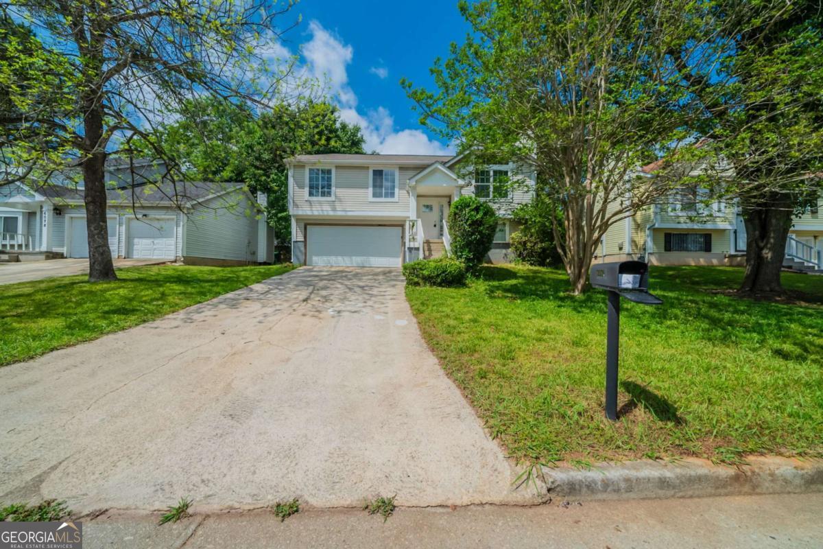 6082 Raintree Bend Property Photo 1