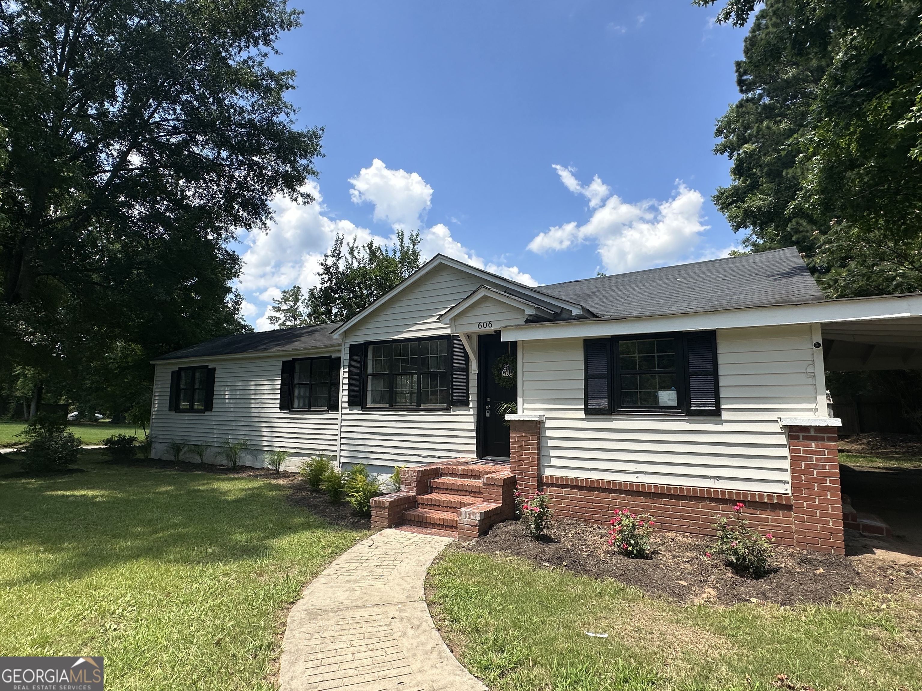 606 W Boyd Road Property Photo 1