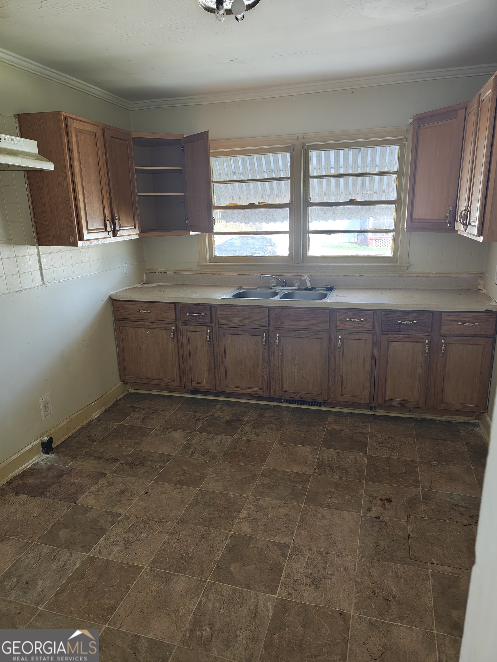 1285 Pio Nono Avenue Property Photo 2