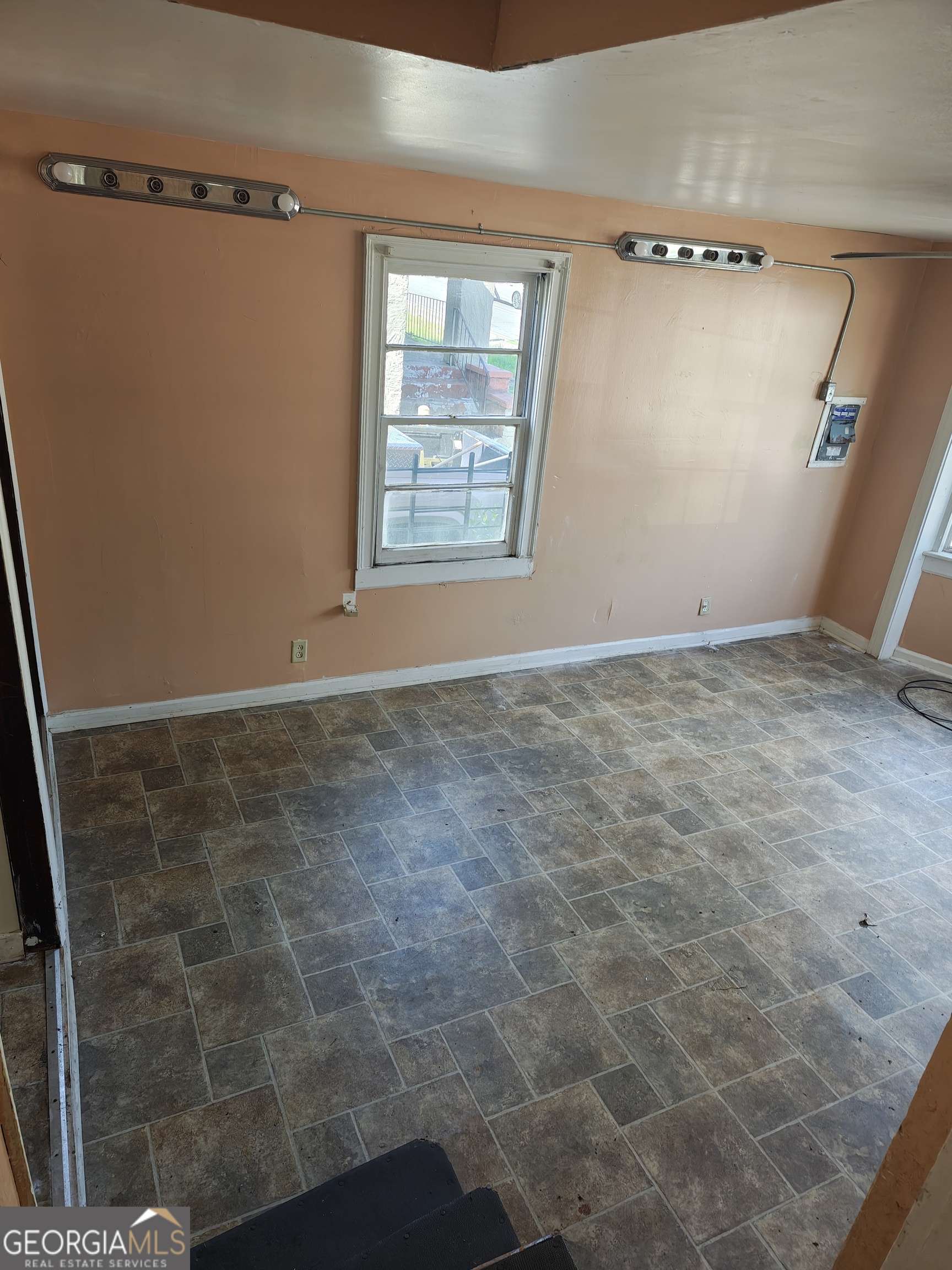 1285 Pio Nono Avenue Property Photo 3