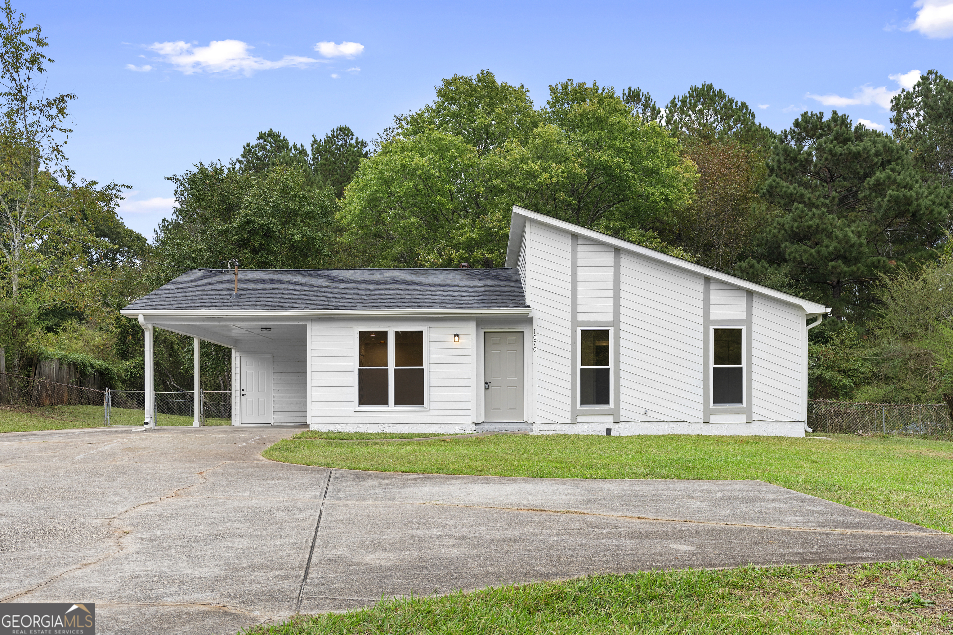 1070 Kirkland Road Property Photo 1