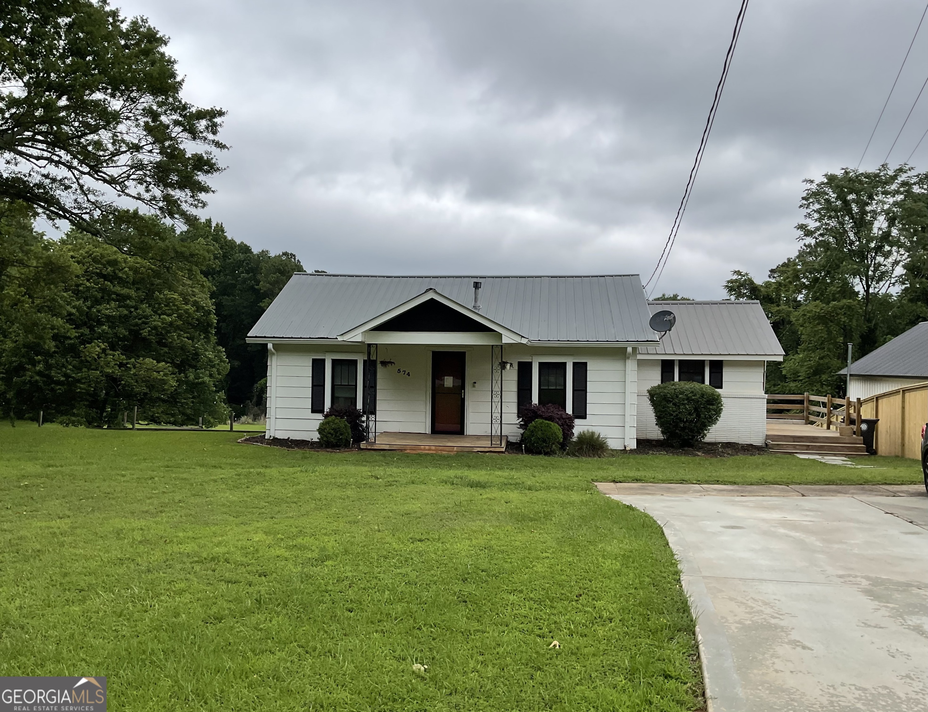574 Lakeview Drive Property Photo 1
