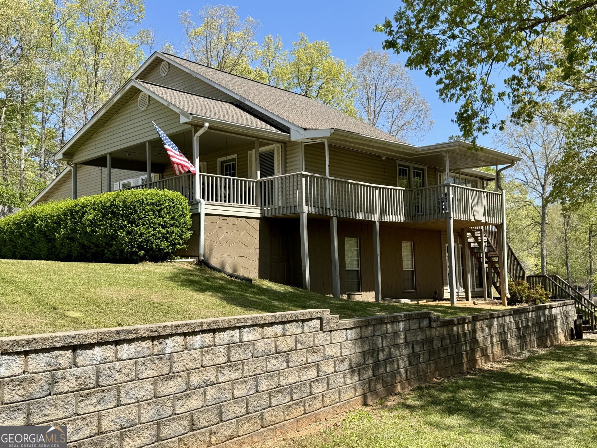 111 Warren Drive Property Photo 1