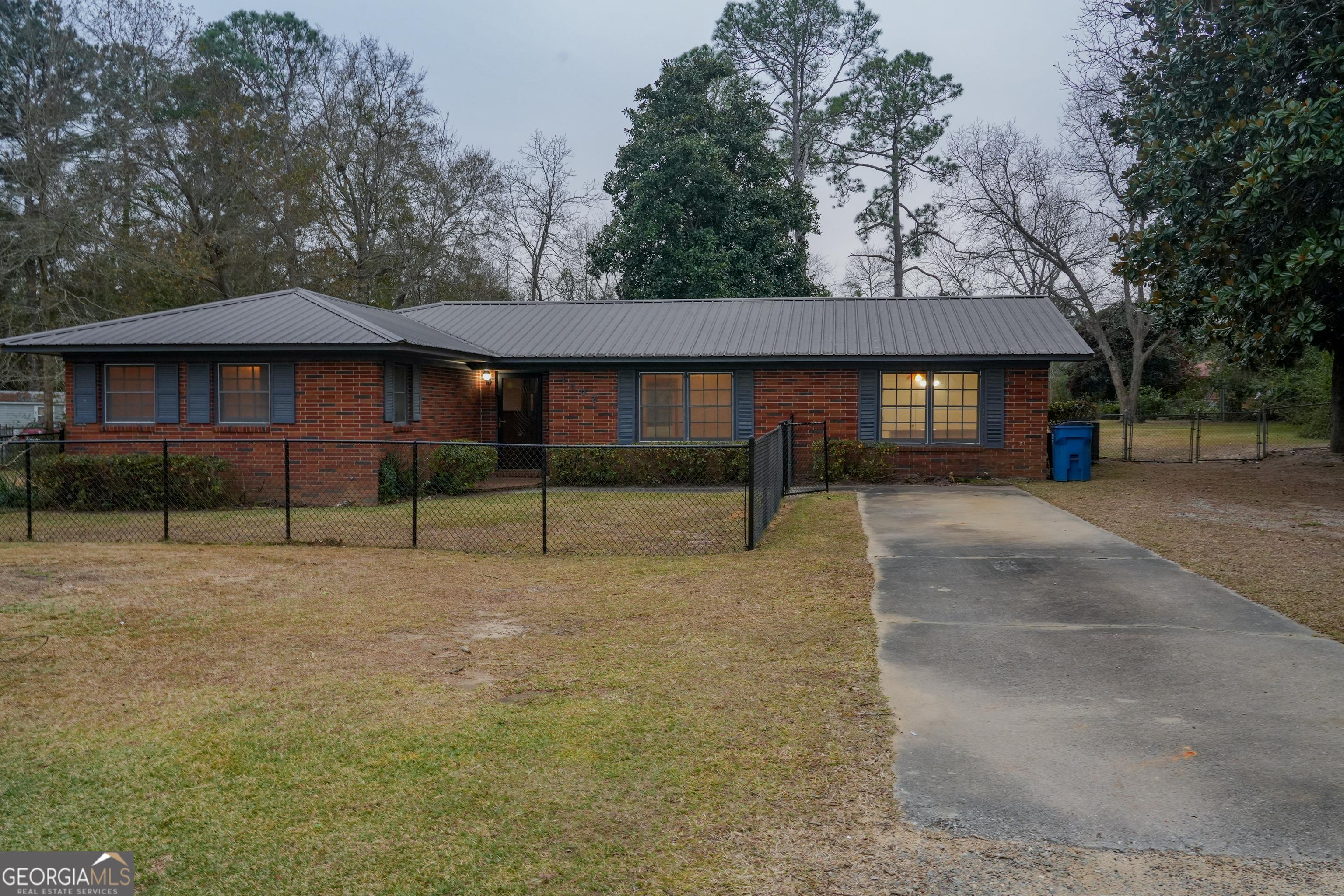1803 S Maple Drive S Property Photo 1