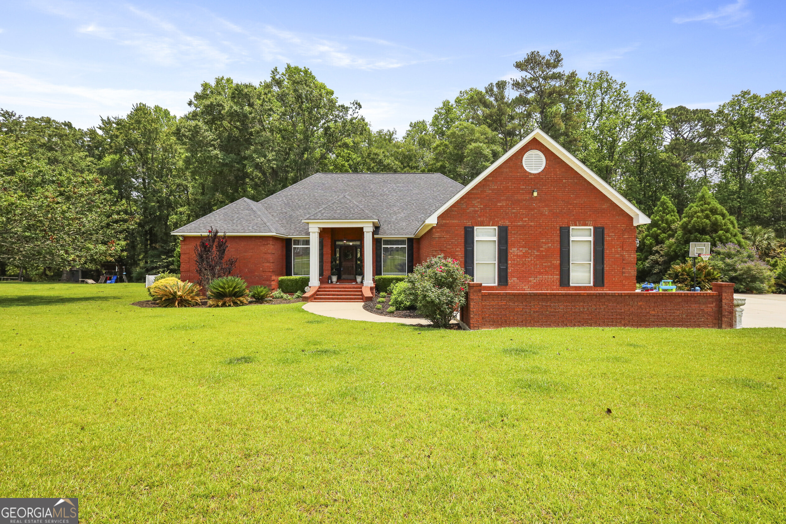 111 Oakridge Drive Property Photo 1