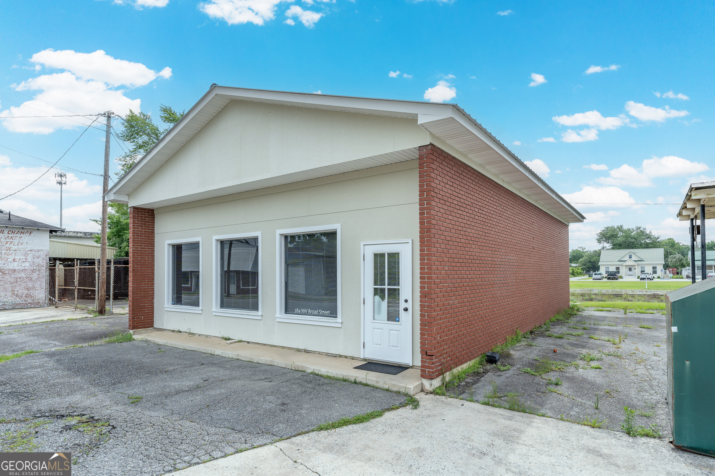 284 Nw Broad Street Property Photo 4