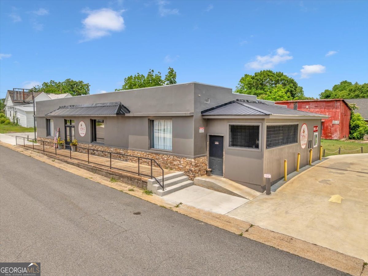 215 219 King Street Property Photo 17
