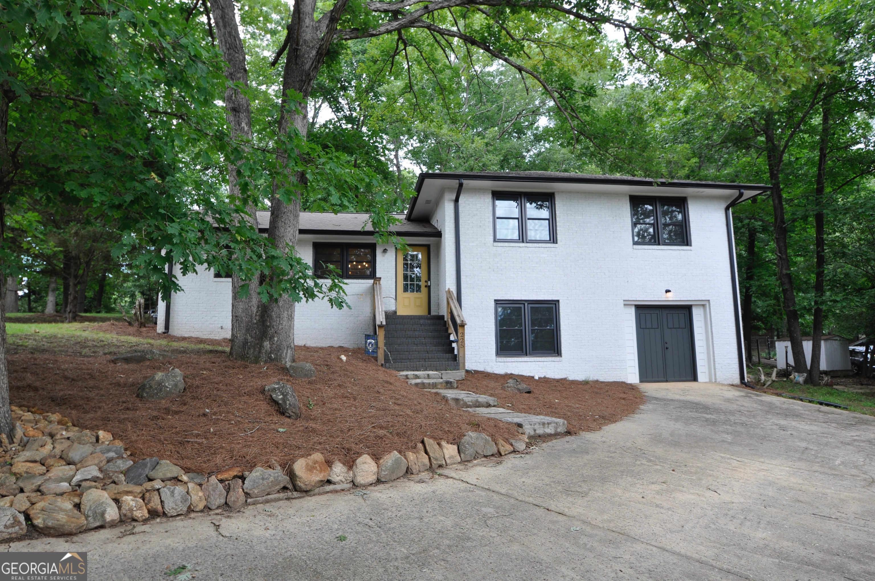 225 Sherwood Drive Property Photo 1