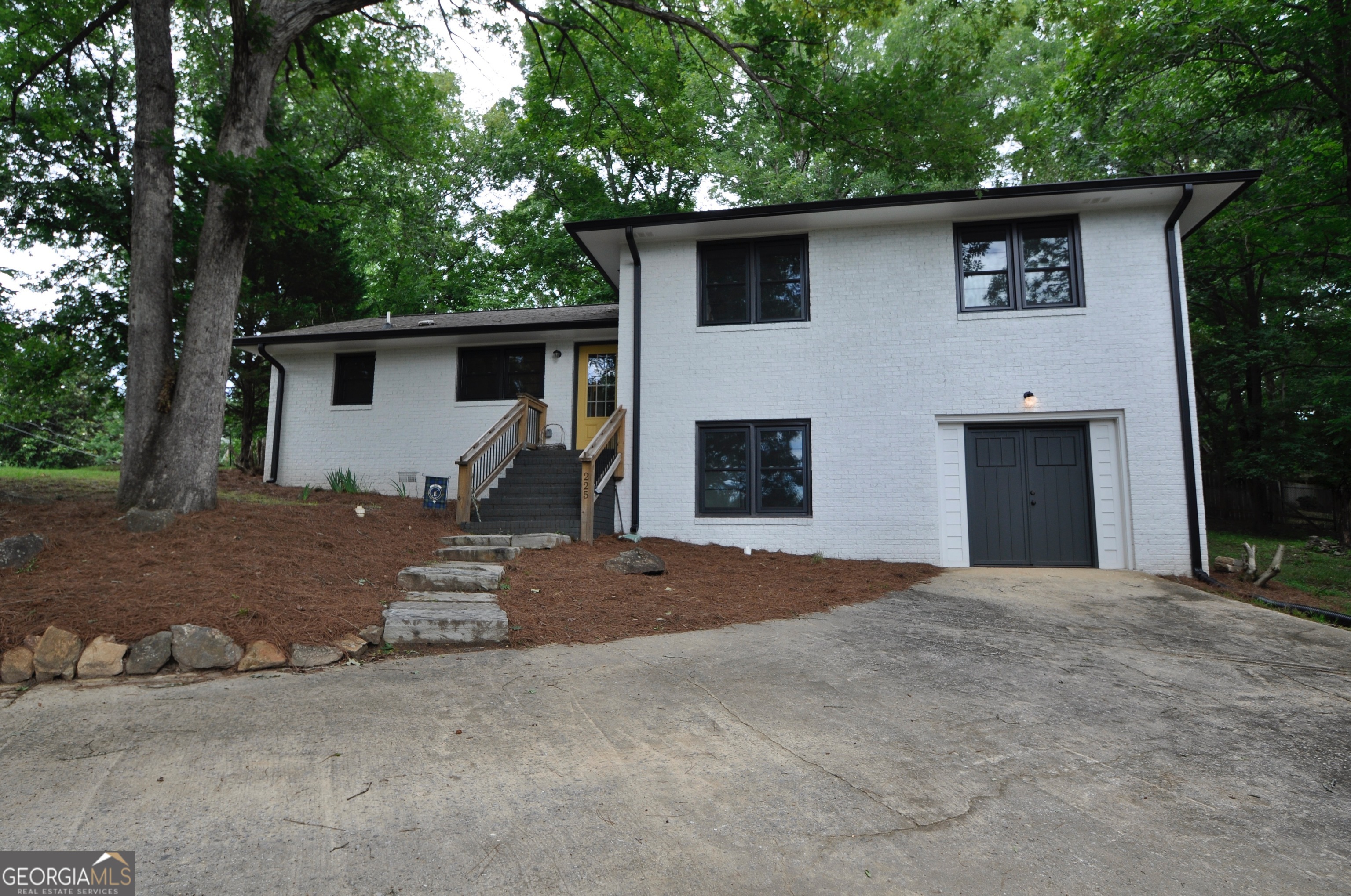 225 Sherwood Drive Property Photo 2