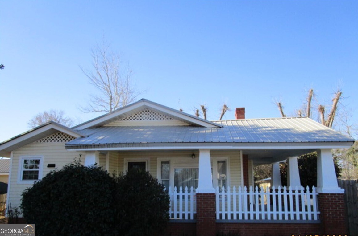 1837 Highway 19 N Property Photo 1