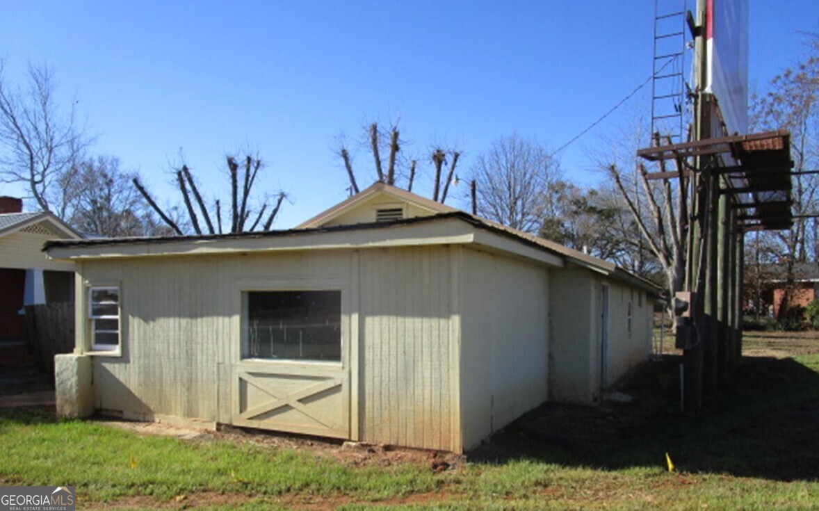 1837 Highway 19 N Property Photo 2