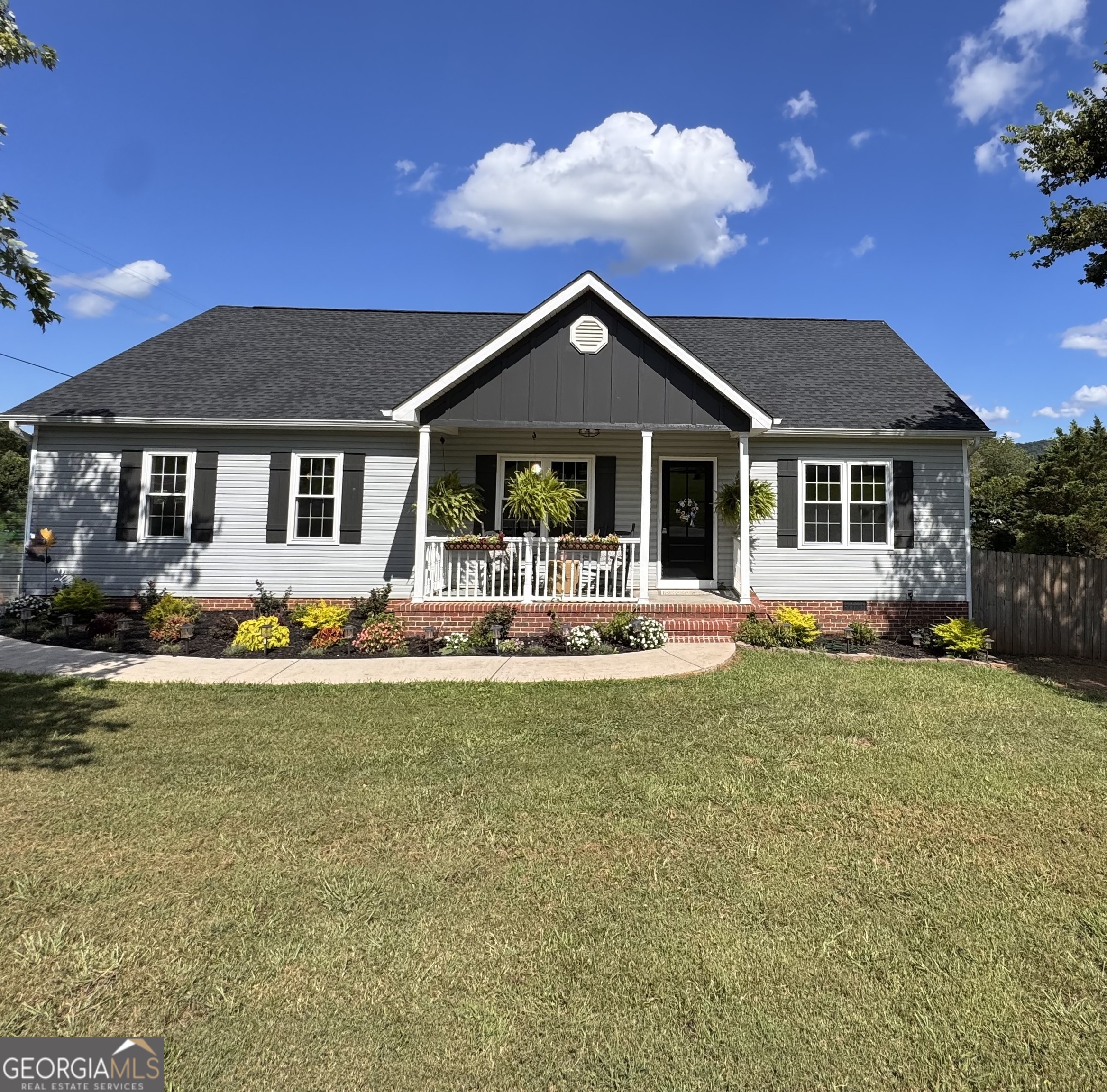 19 Laura Lane Property Photo 1