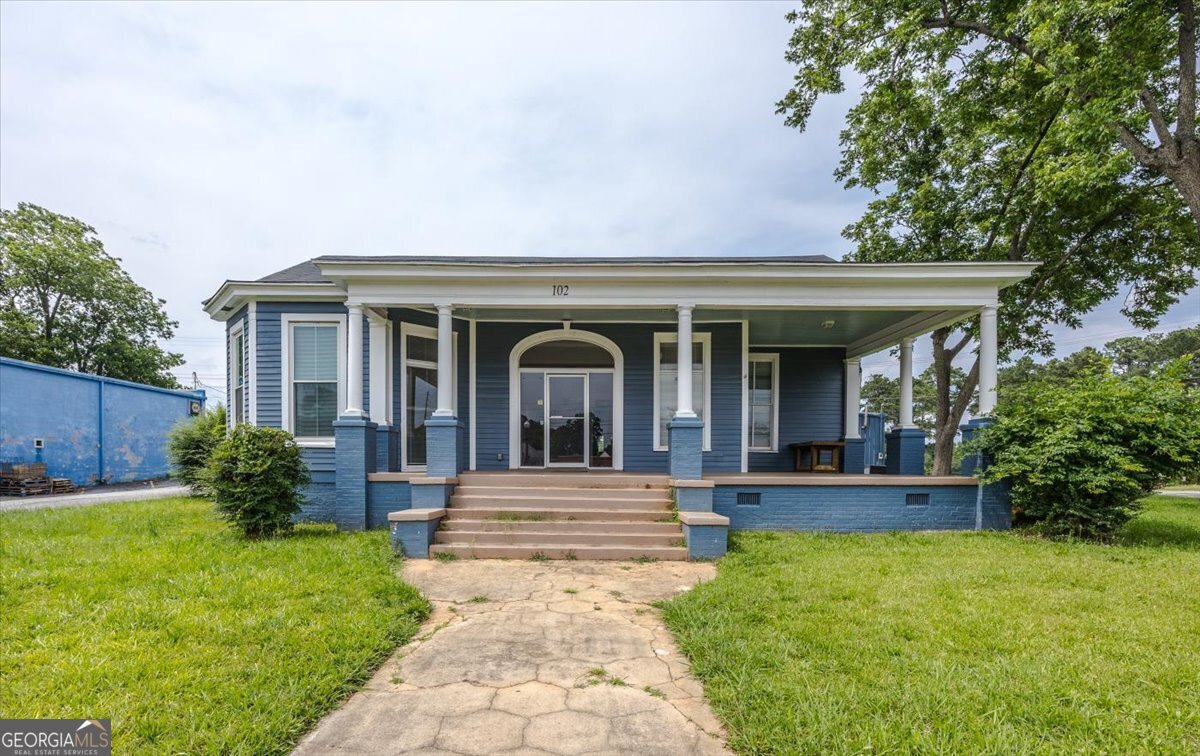 102 E Johnston Street Property Photo 1
