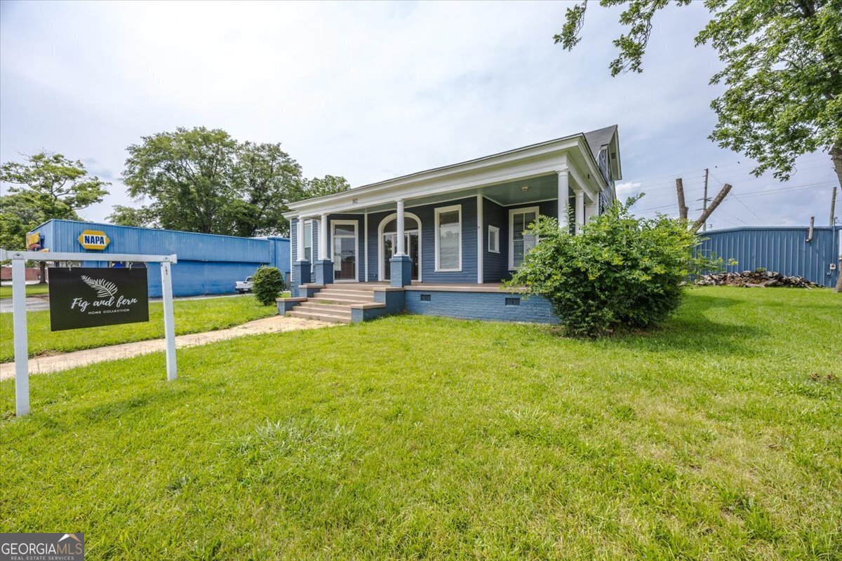 102 E Johnston Street Property Photo 2