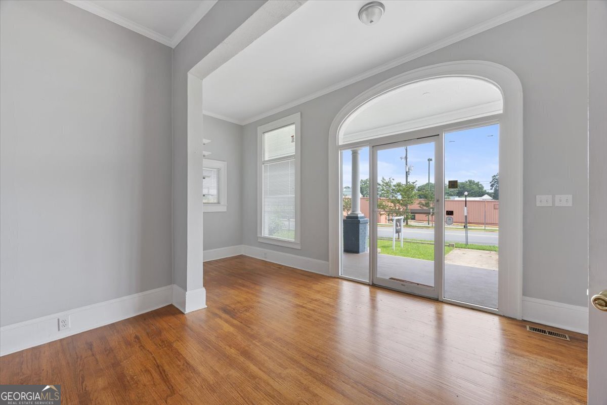 102 E Johnston Street Property Photo 5