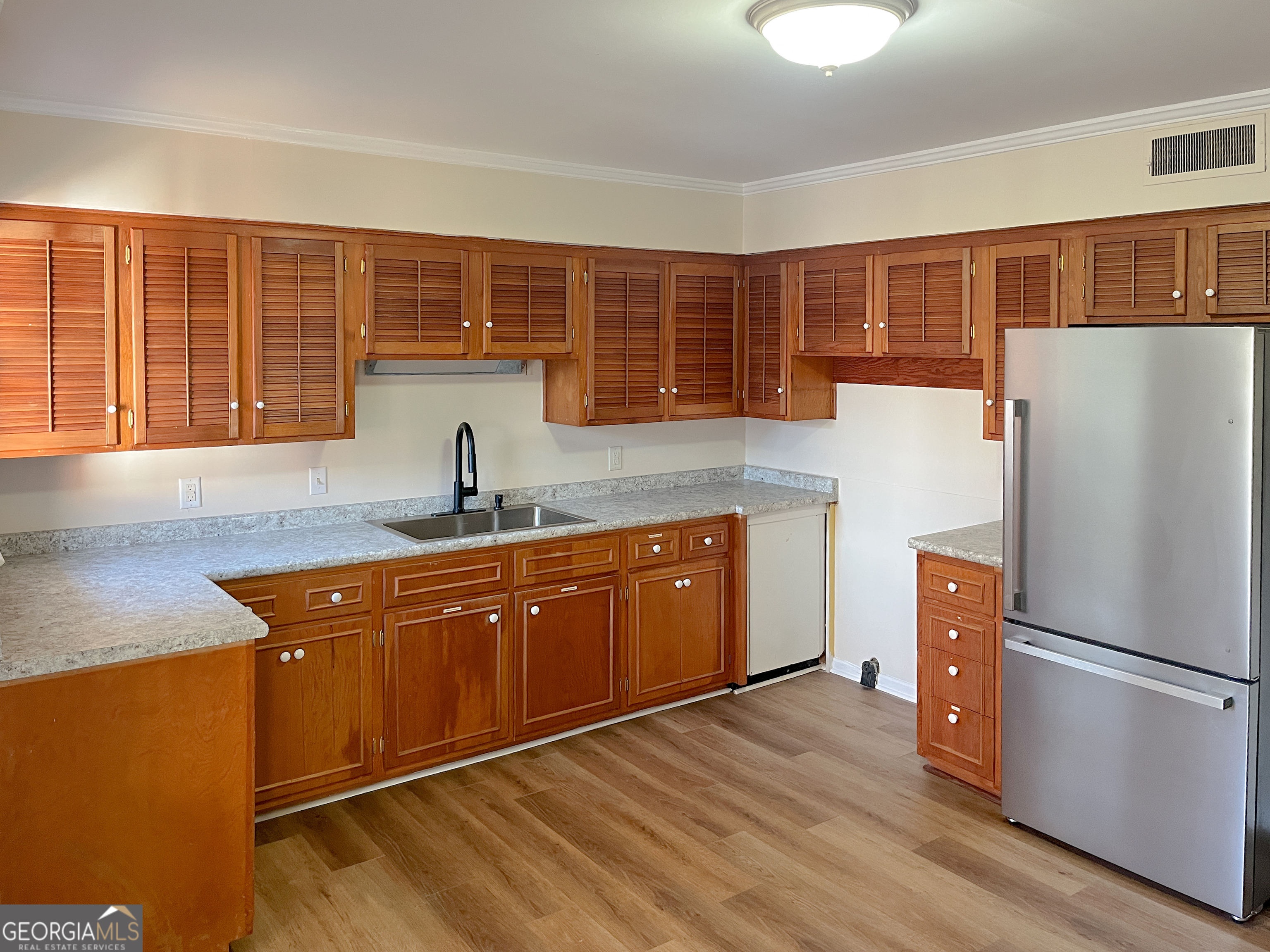 220 S Zetterower Avenue Property Photo 3