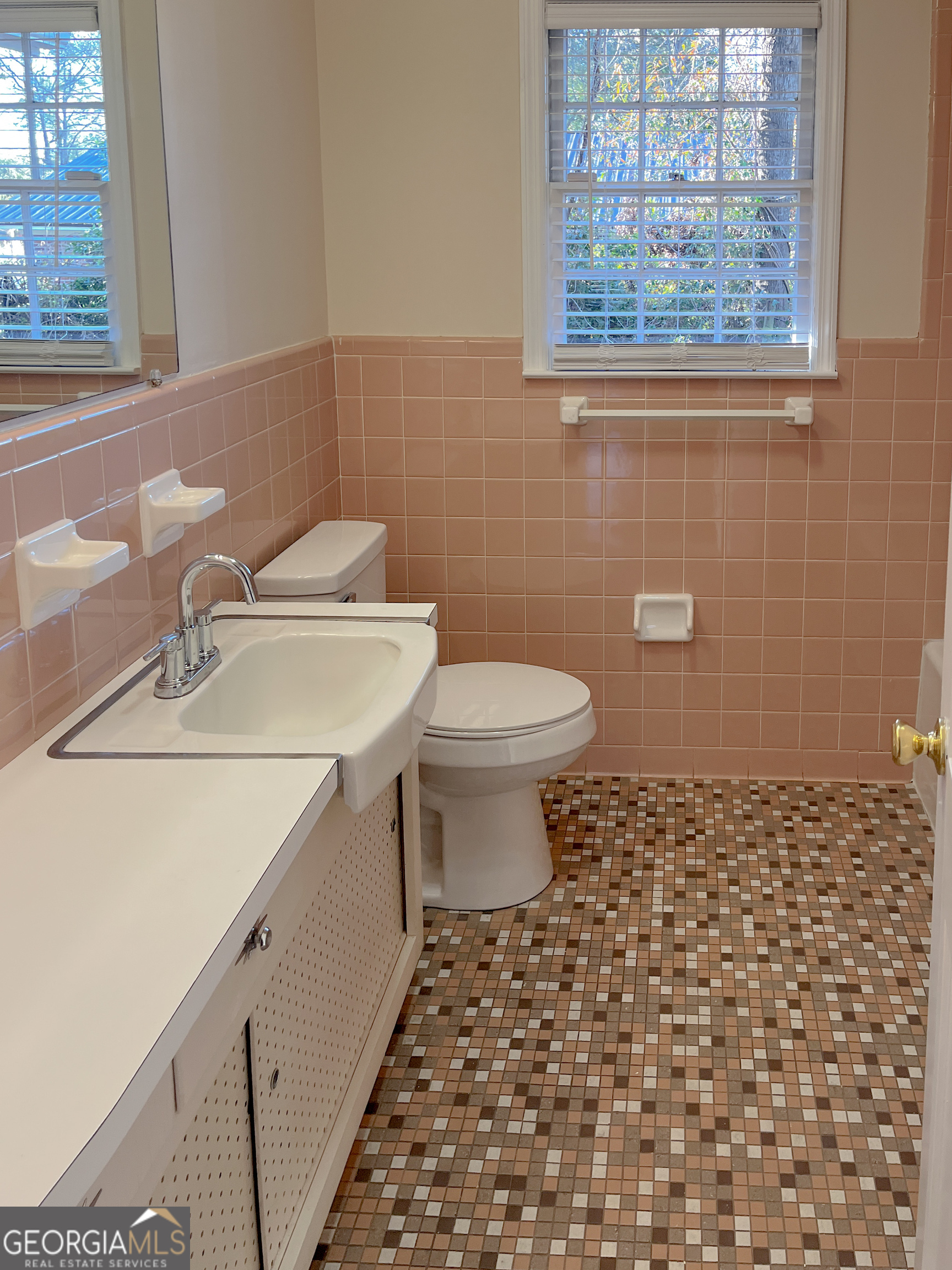 220 S Zetterower Avenue Property Photo 11