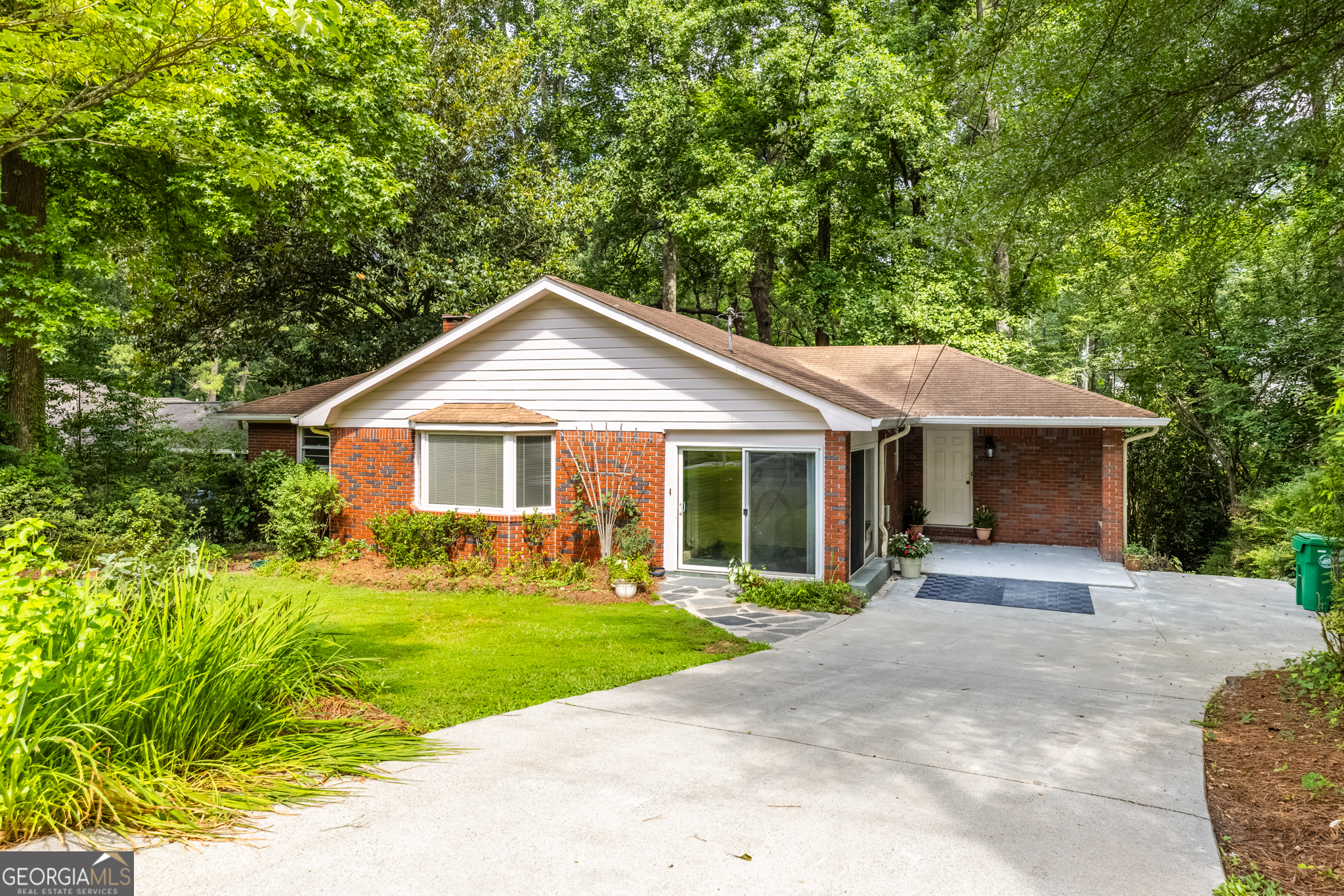 1102 Rogeretta Drive Ne Property Photo 1