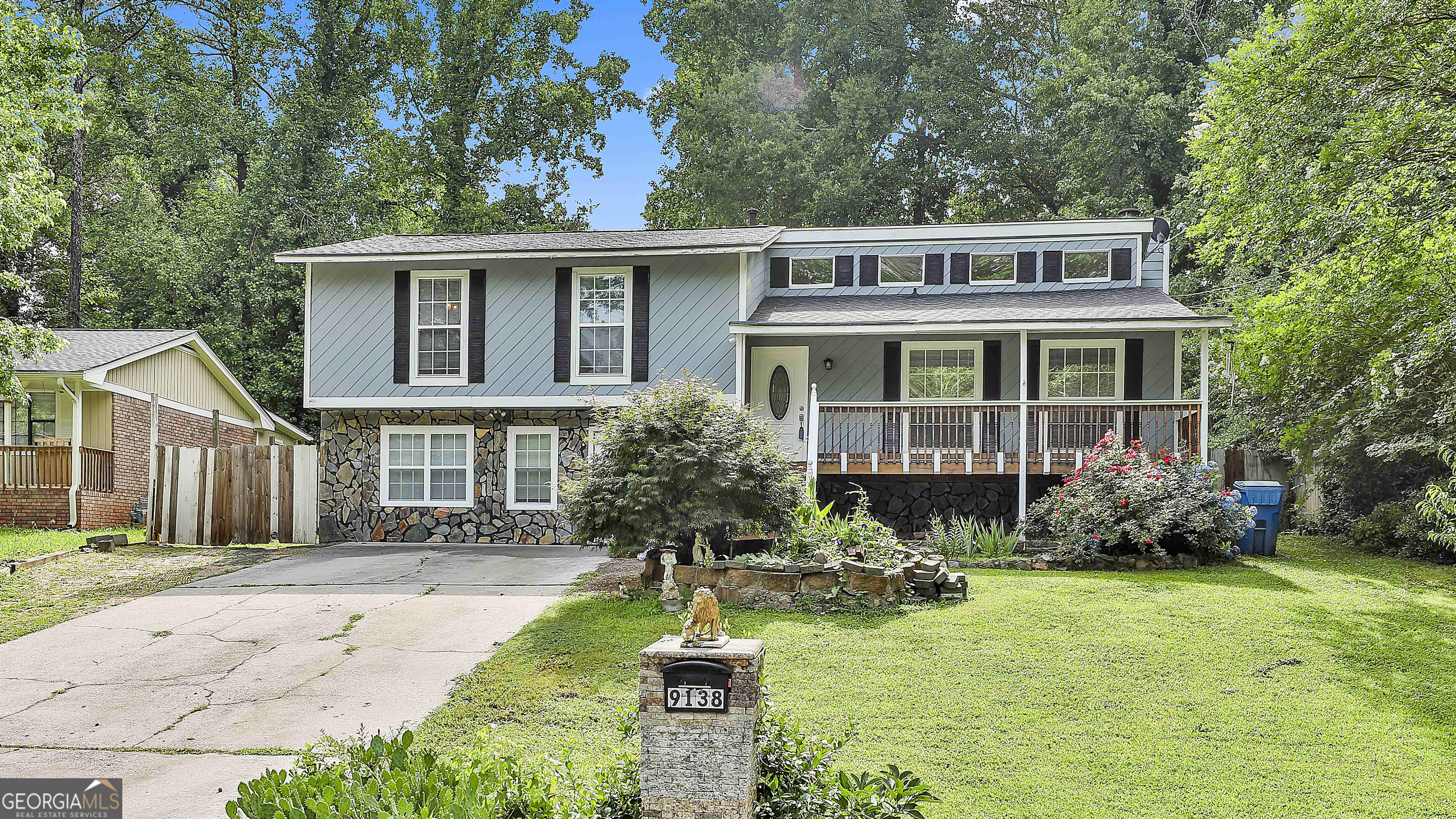 9138 Sunset Drive Property Photo 1
