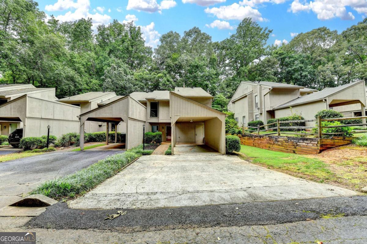 6221 Willow Run Road Property Photo 1