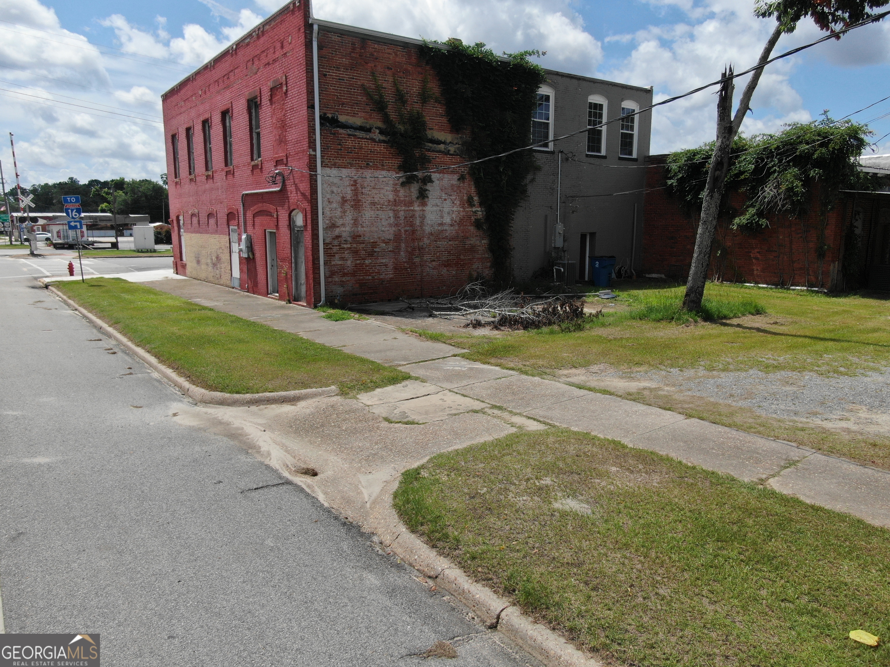 2 W Railroad Avenue Property Photo 3
