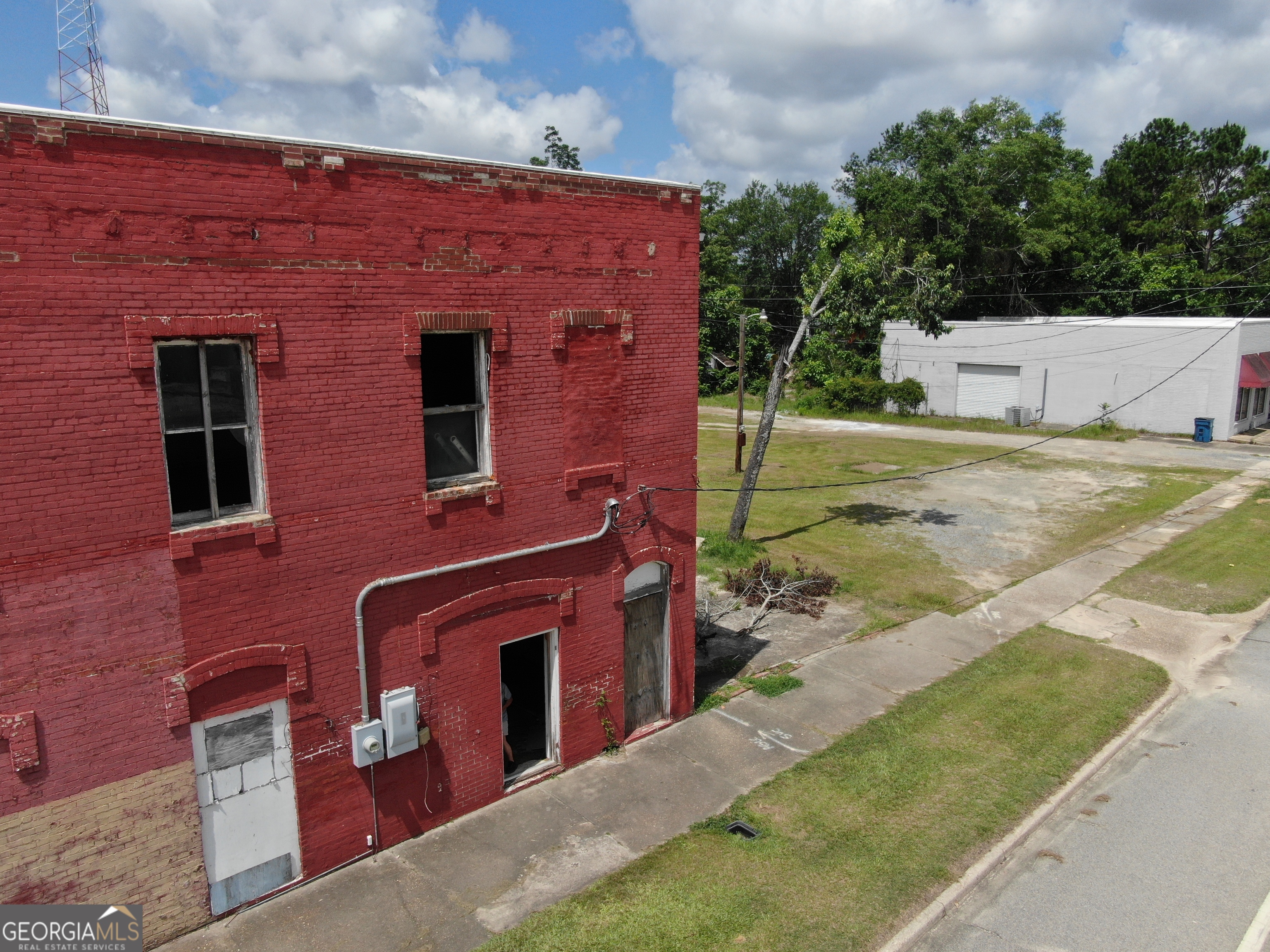 2 W Railroad Avenue Property Photo 4