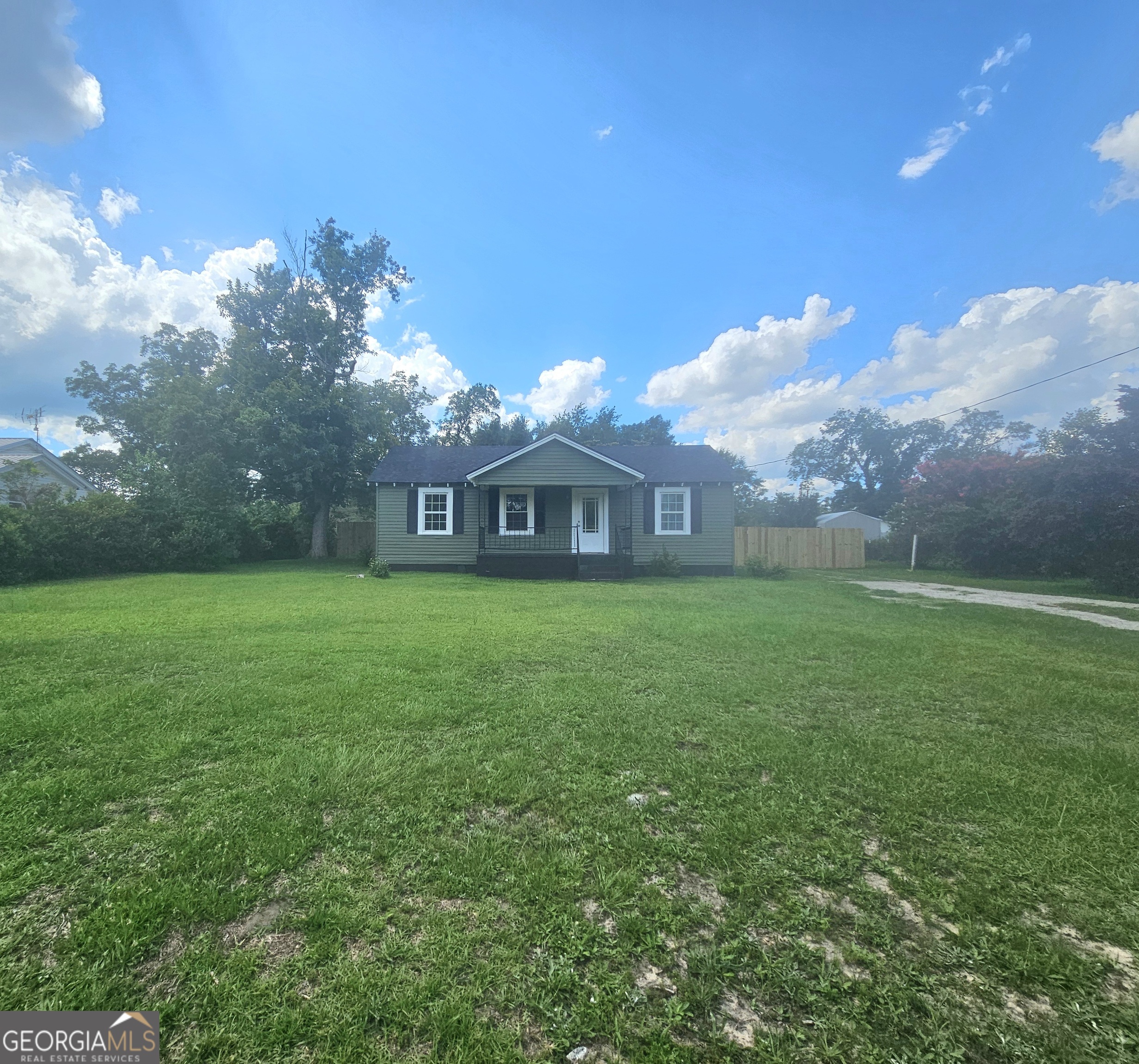 209 N Railroad Avenue Property Photo 1