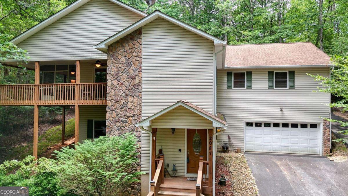 2087 Wood Lake Lane Property Photo 2