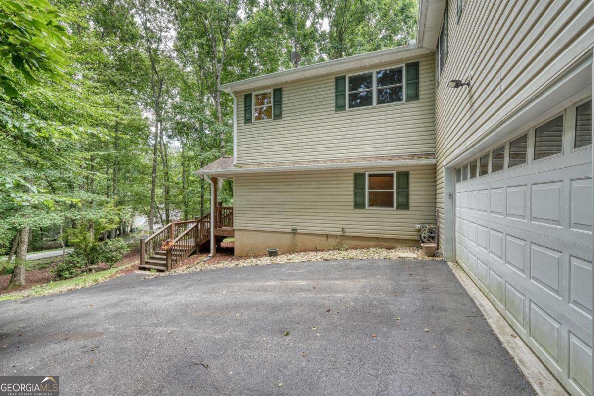 2087 Wood Lake Lane Property Photo 3