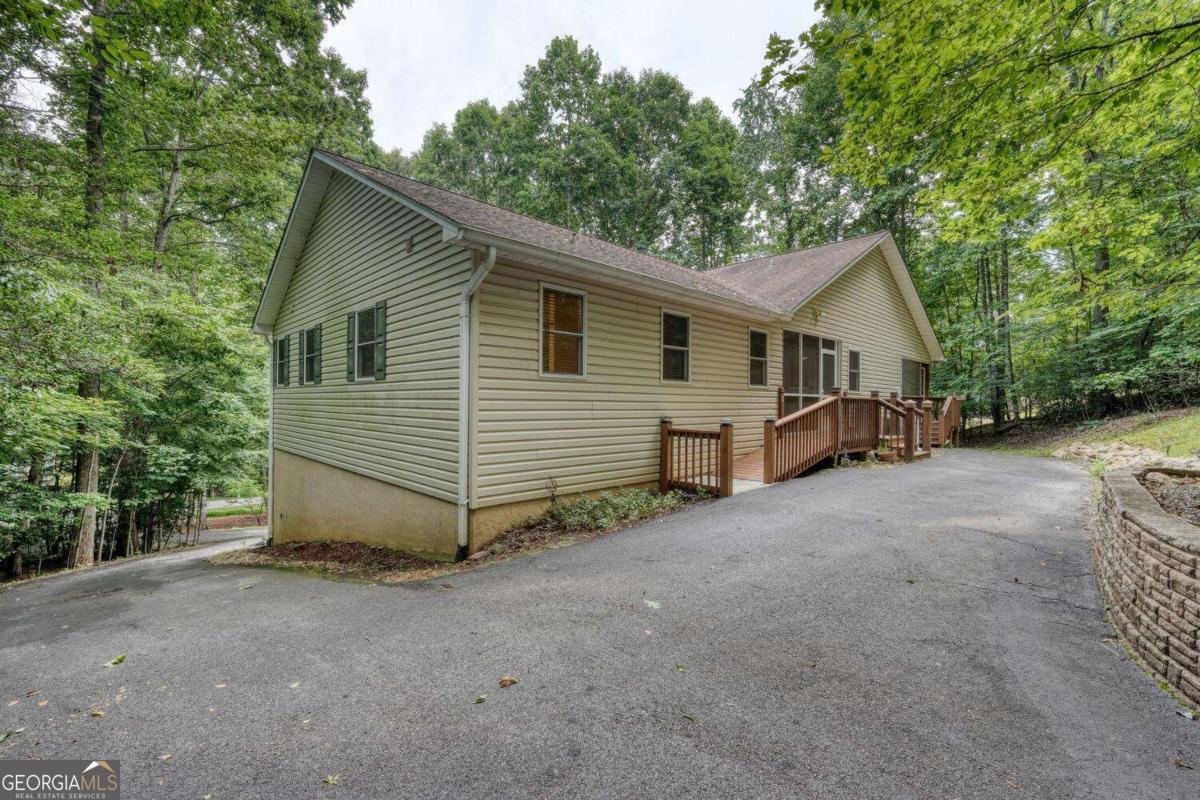 2087 Wood Lake Lane Property Photo 5