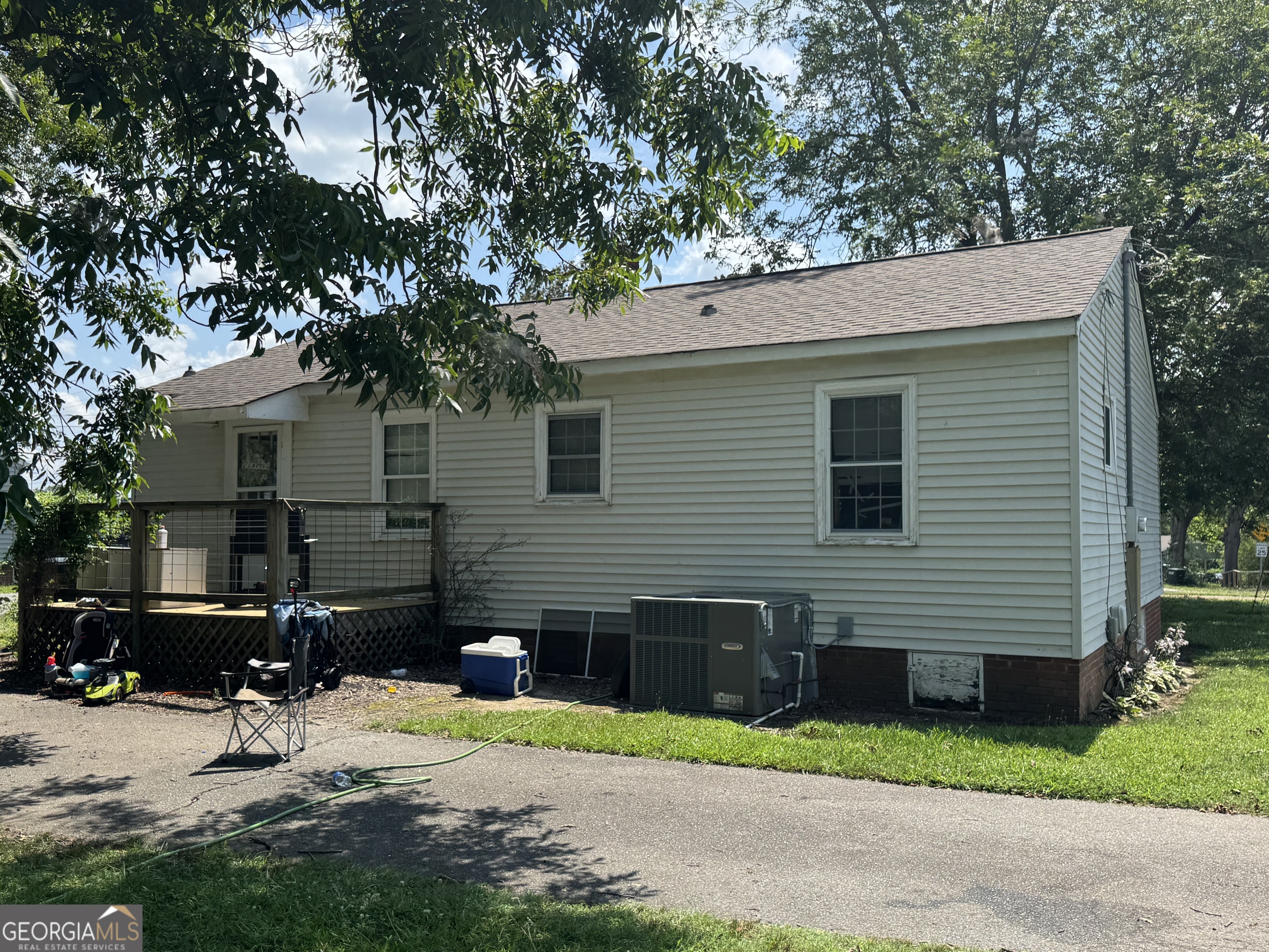 861 Benson Street Property Photo 3