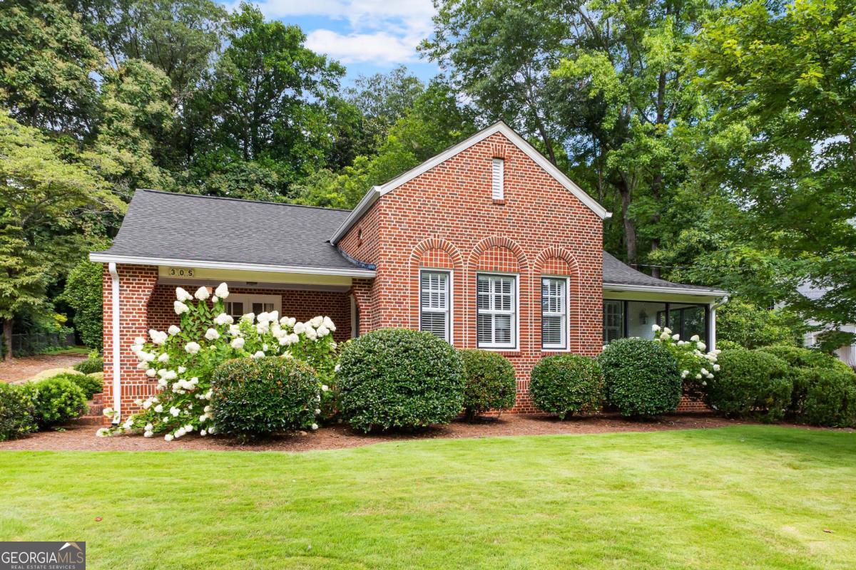 305 Waverly Way Property Photo 1