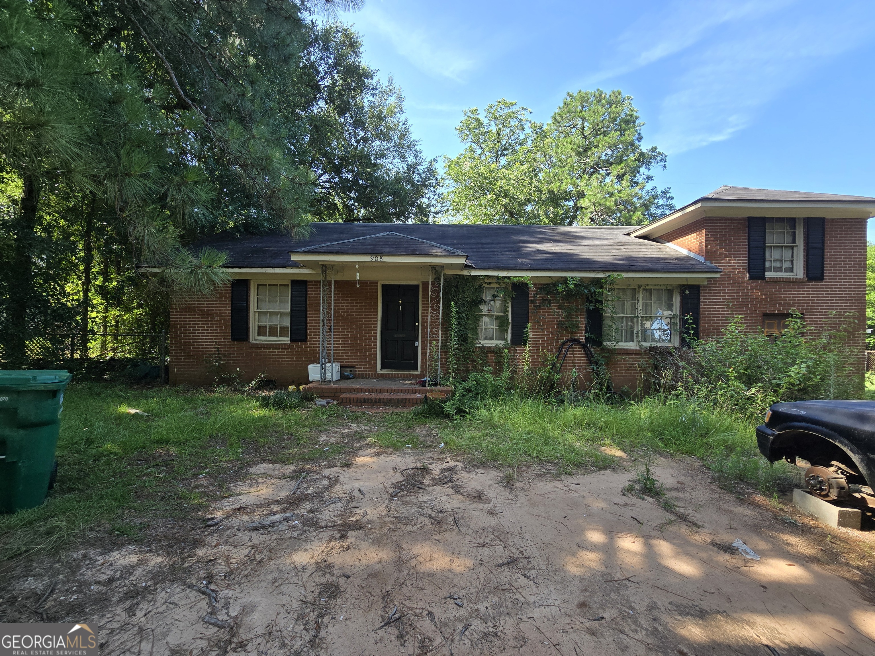 908 W Residence Avenue
