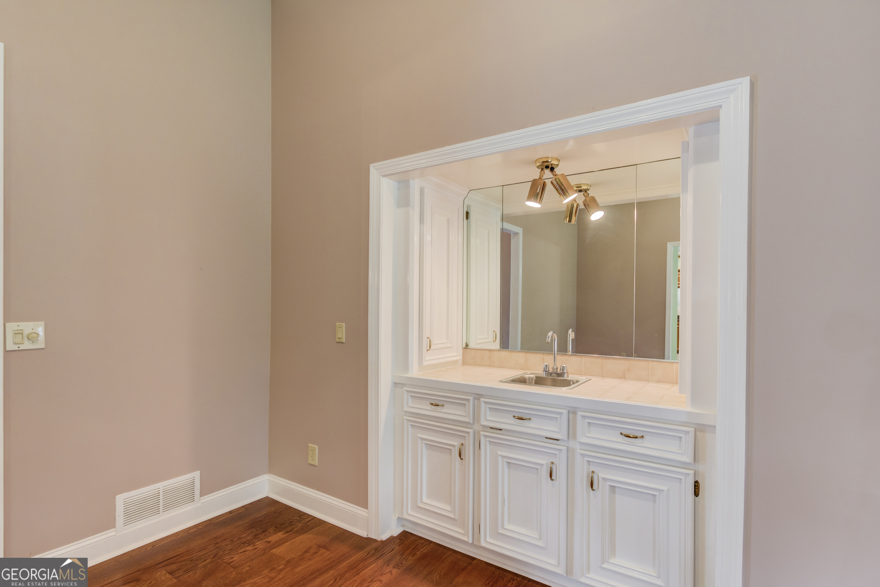 5270 Skidaway Drive Property Photo 10