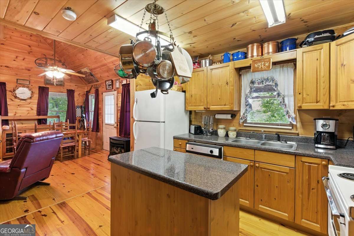 538 Galaxy Way Ne Property Photo 16