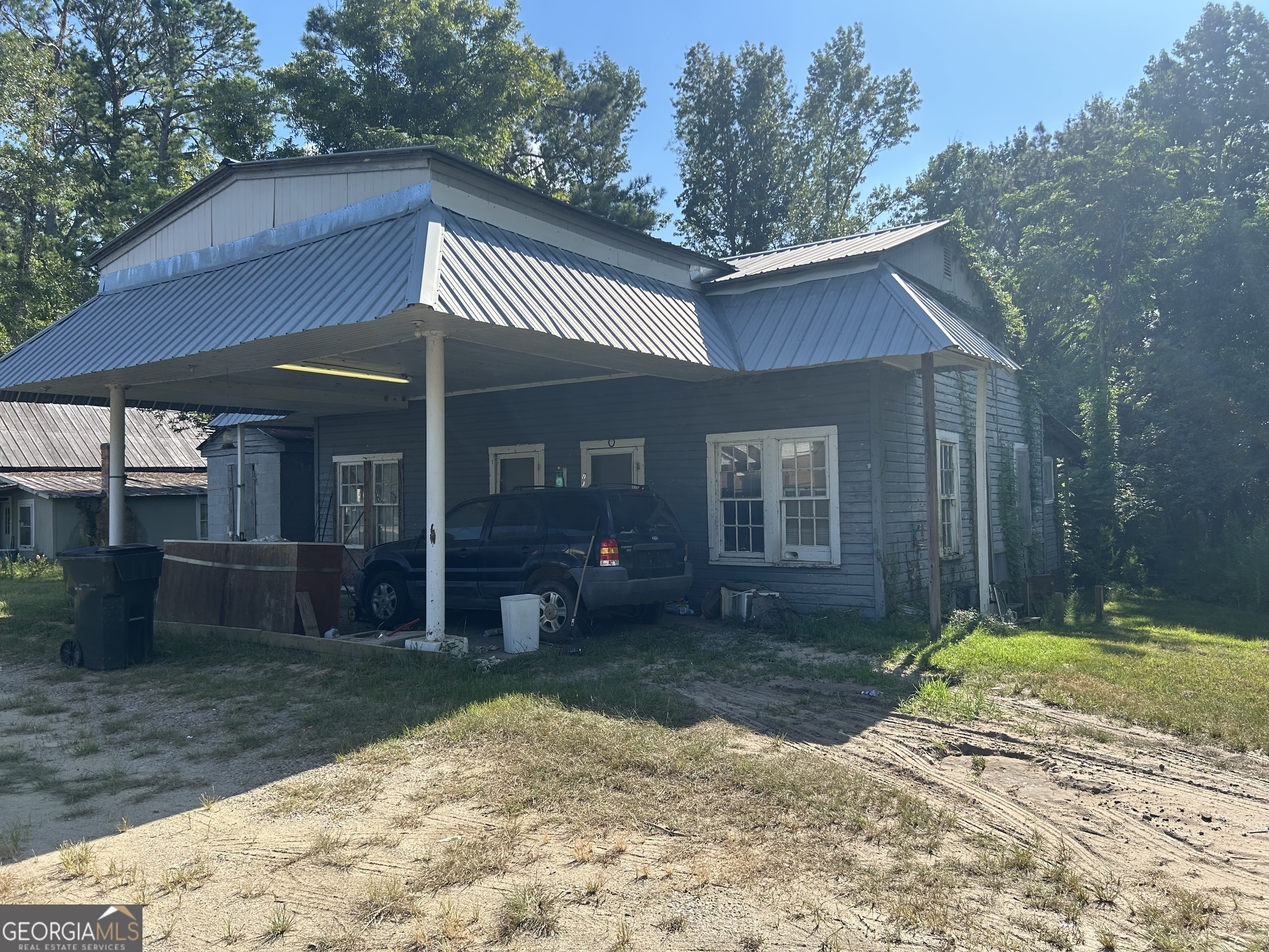 701 N Railroad Avenue Property Photo 1