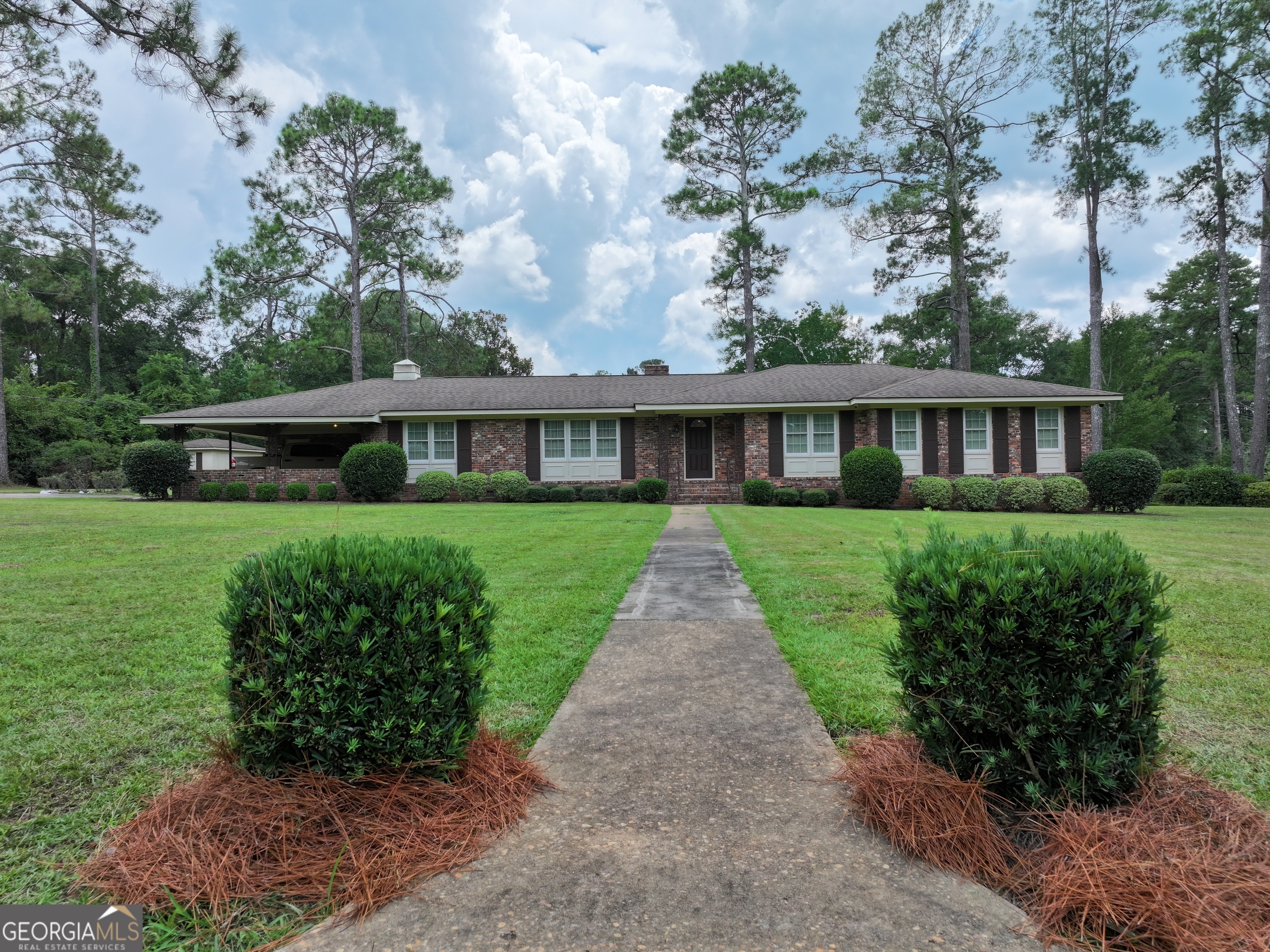16 Woodlawn Drive